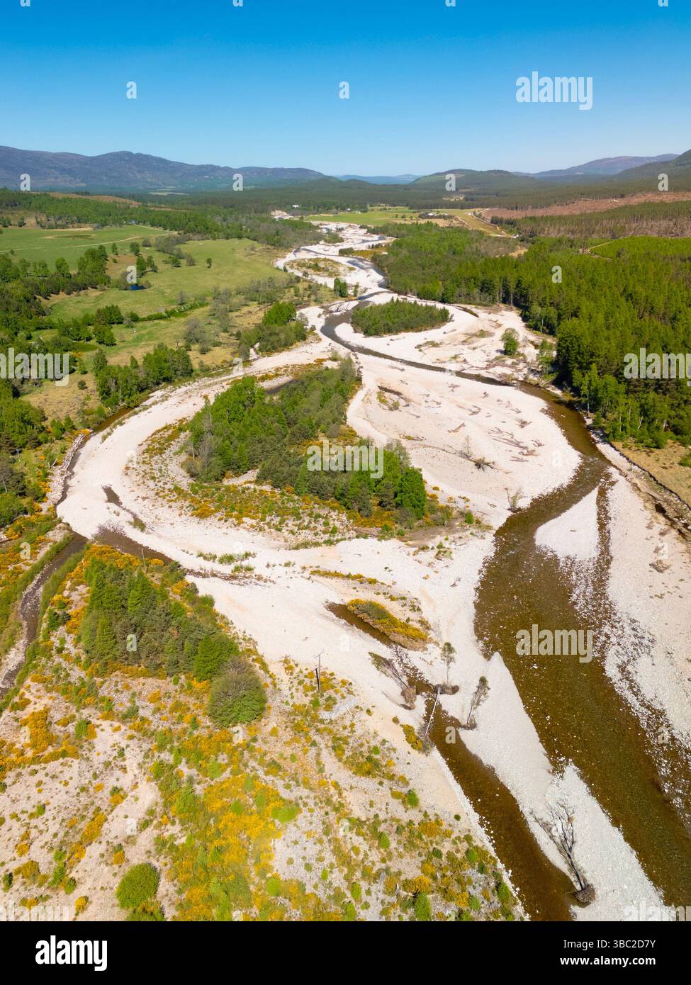 Vista aerea dei bassissimi livelli d'acqua del fiume Feshie vicino a Feshiebridge nel Parco Nazionale di Cairngorms in Scozia. Foto Stock
