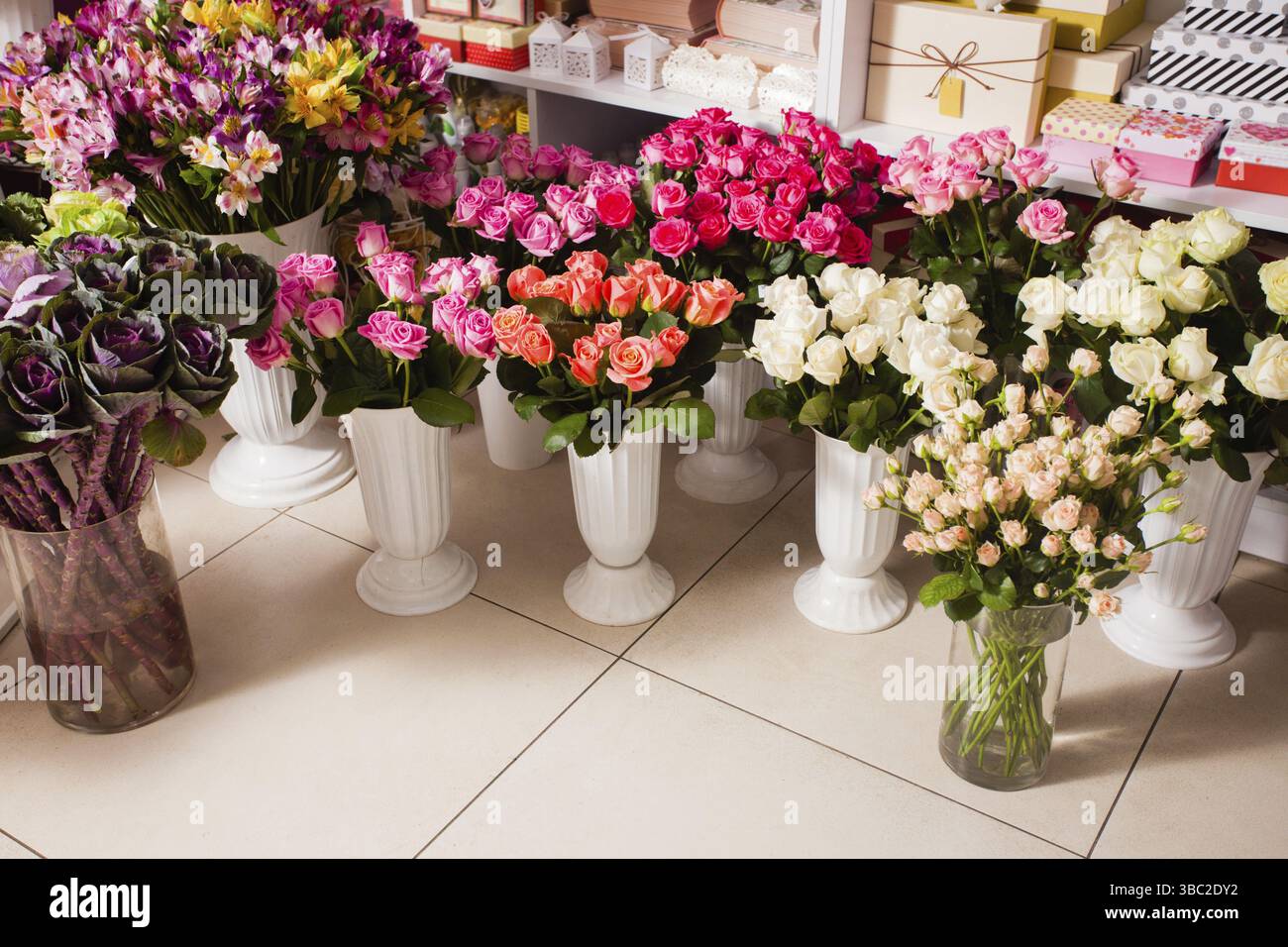 Varietà di fiori nella parte anteriore del negozio di fiori Foto Stock