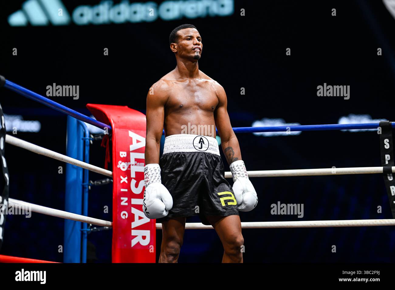 Parigi, Francia. 17 maggio 2025. Incontro di pugilato Milan Prat VS Placido Ramirez all'Adidas Arena il 17 maggio 2025 a Parigi, Francia. Foto di Victor Joly/ABACAPRESS.COM credito: Abaca Press/Alamy Live News Foto Stock