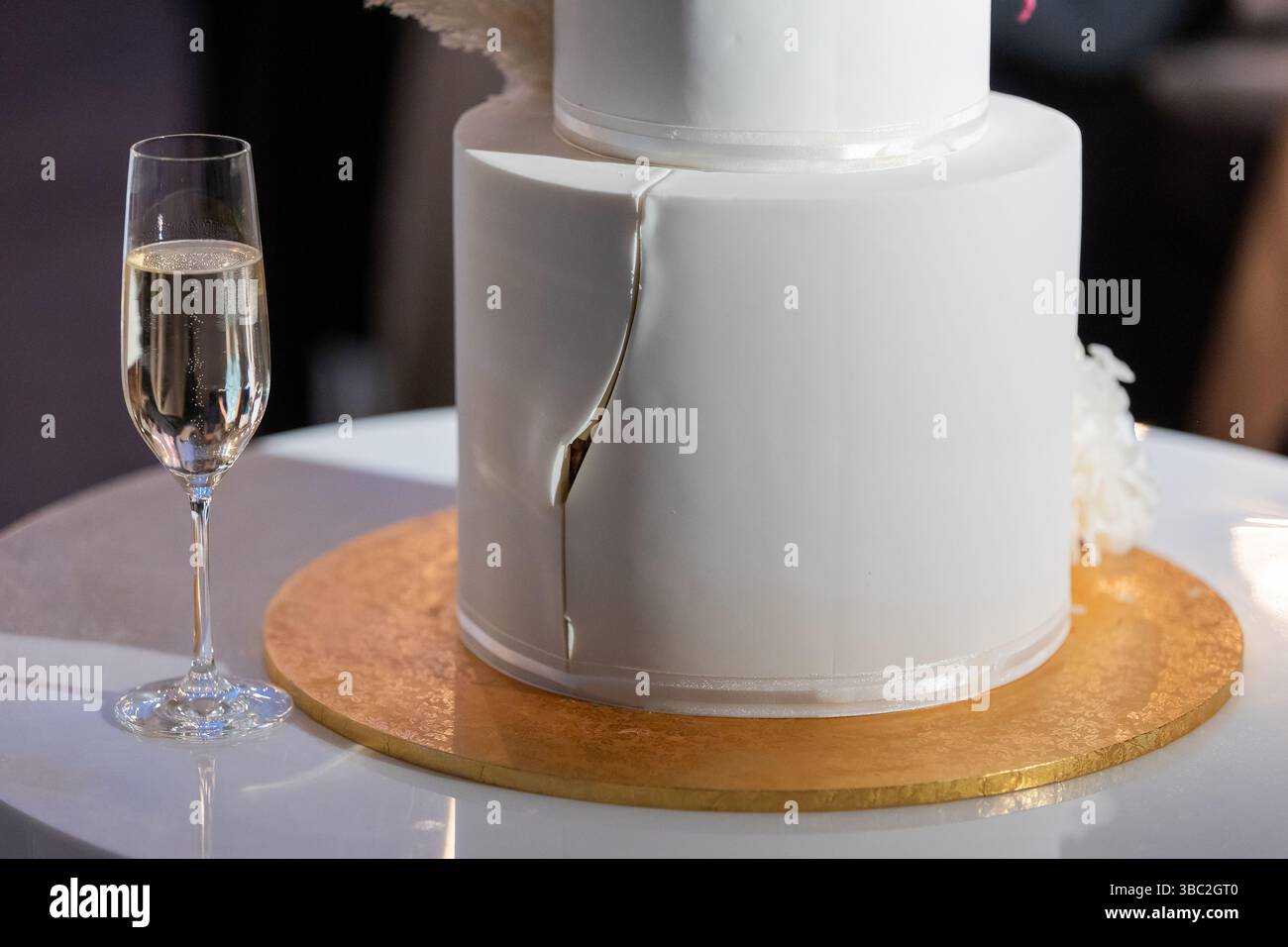 Torta nuziale con un taglio di coltello Foto Stock