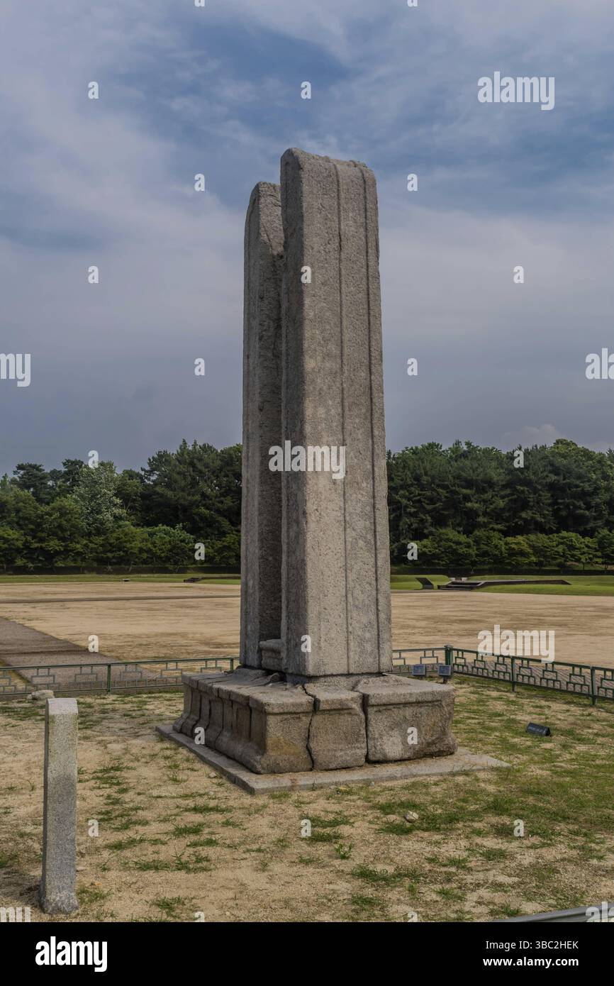 Iksan, Corea del Sud. 8 luglio 2020: Antichi supporti per bandiera scolpiti in pietra in piedi presso il sito archeologico del tempio di Mireuksa a Iksan, Corea del Sud, Asia Foto Stock