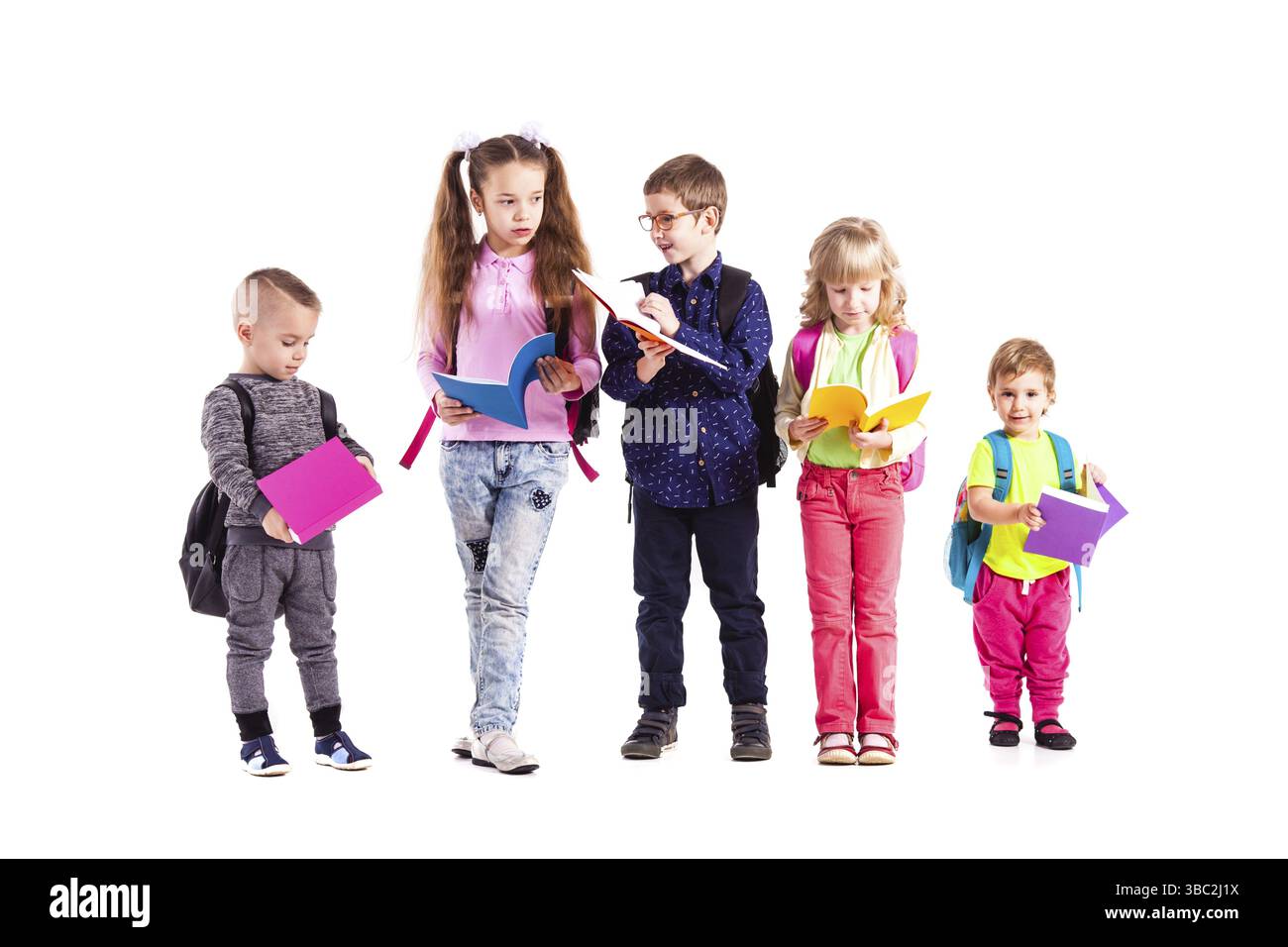 Gli alunni anziani aiutano i più giovani isolati sullo sfondo bianco. Scolaro e scolaresche condividono esperienze con inesperto Foto Stock