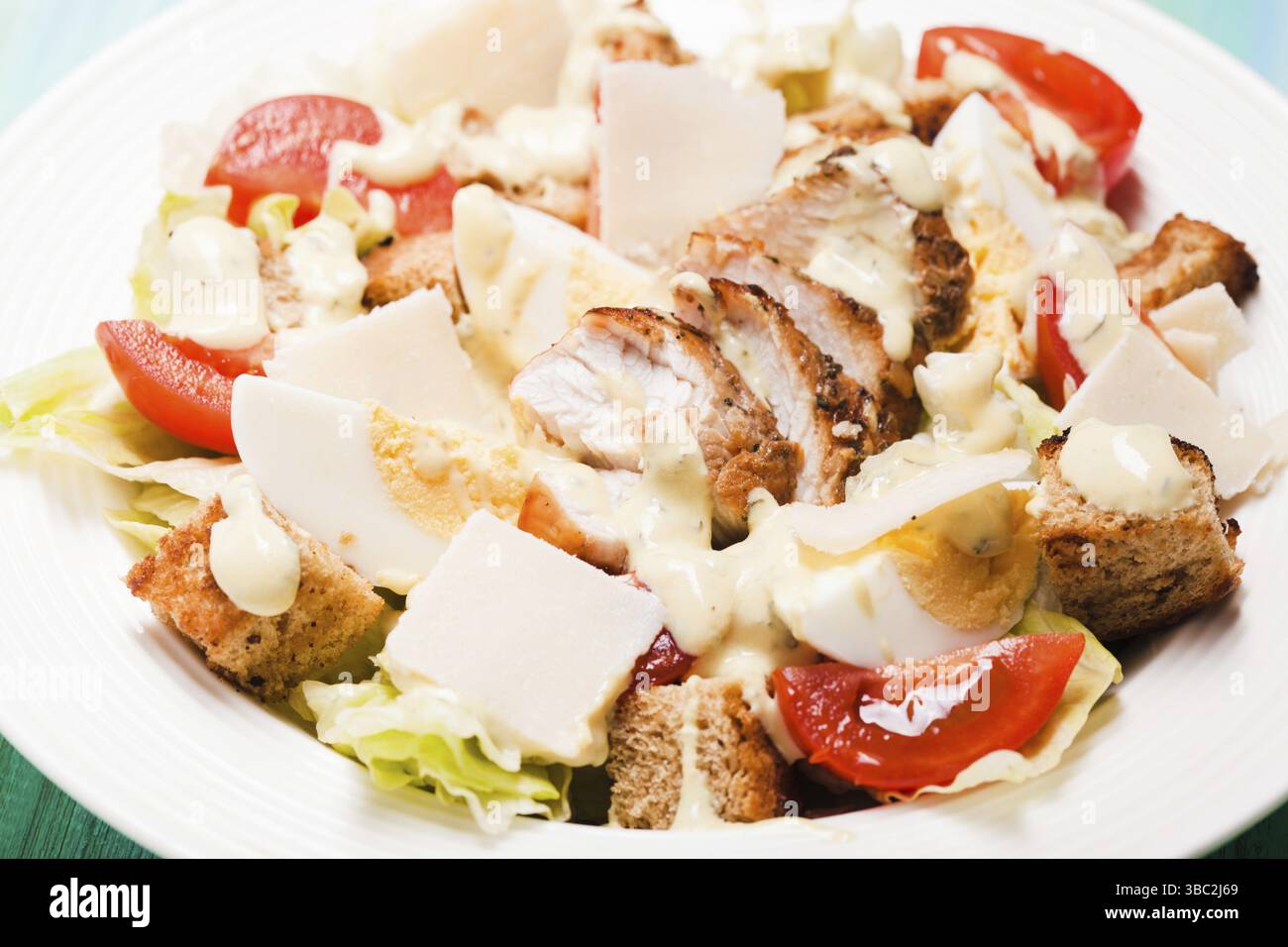 Insalata Caesar in un piatto bianco sul tavolo Foto Stock