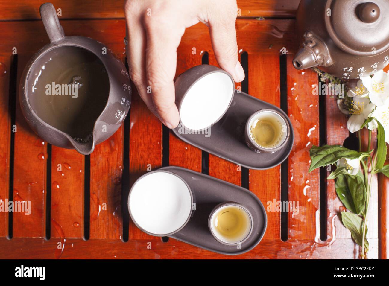 Tavolo da primo piano con terracotta per la cerimonia del tè cinese Foto Stock