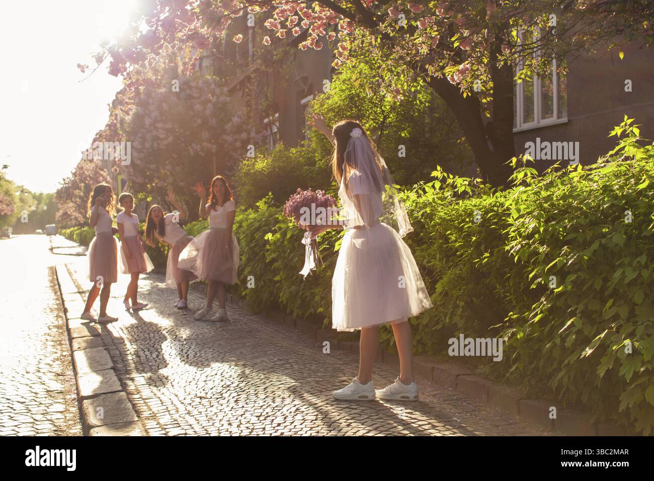 Girlfriends e sposa celebrano la festa delle galline prima del matrimonio. Felice sposa dice addio alle amiche Foto Stock