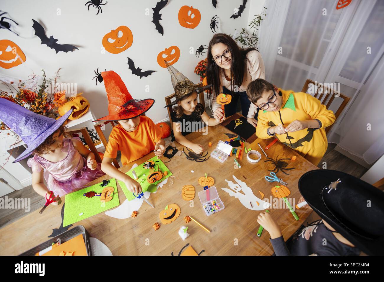 I bambini imparano a conoscere le tradizioni delle vacanze durante un workshop creativo. L'insegnante combina diversi tipi di attività di apprendimento con l'attività artigianale. Bambino Foto Stock
