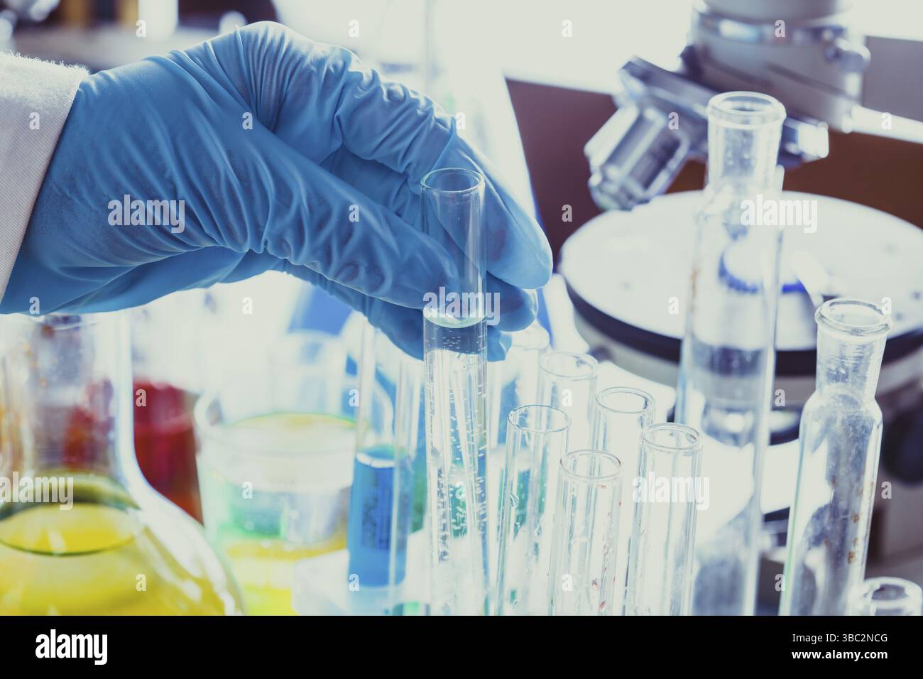Chiudere il tubo di laboratorio in mano del lavoratore Foto Stock