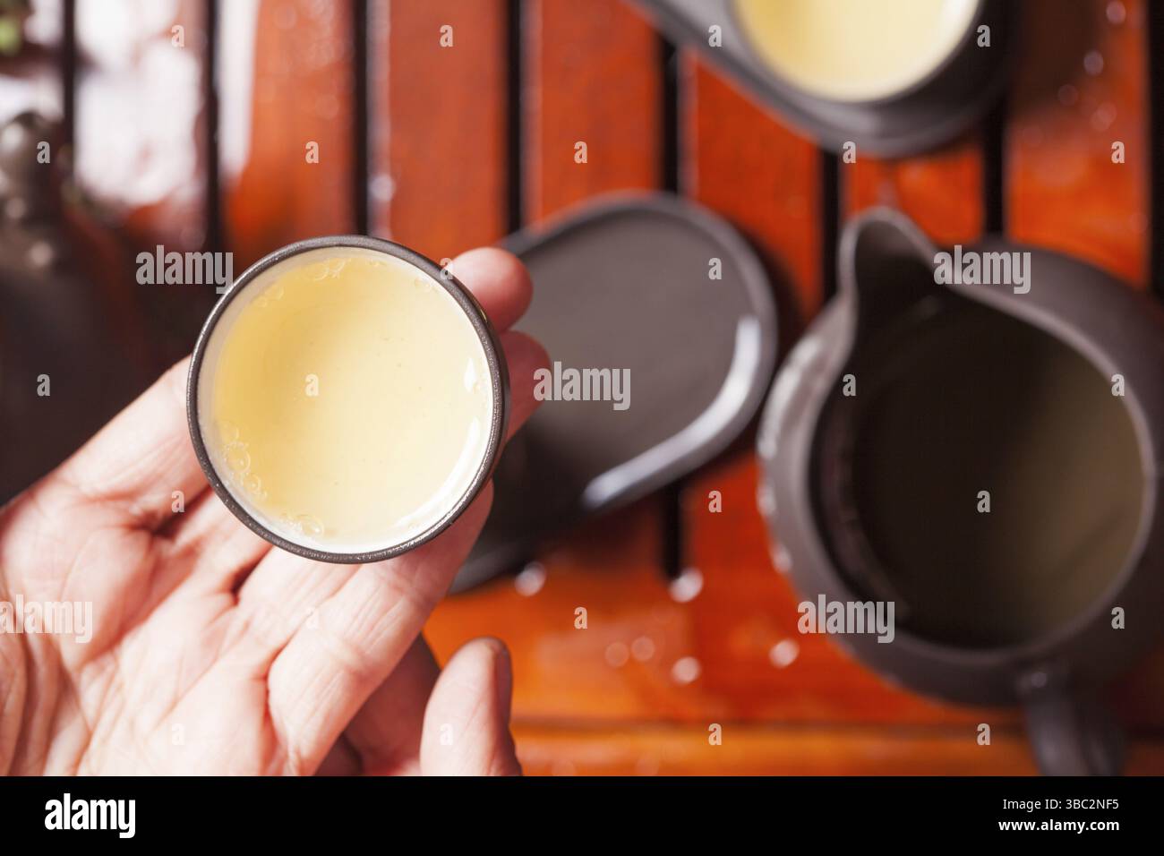 Tavolo da primo piano con terracotta per la cerimonia del tè cinese Foto Stock