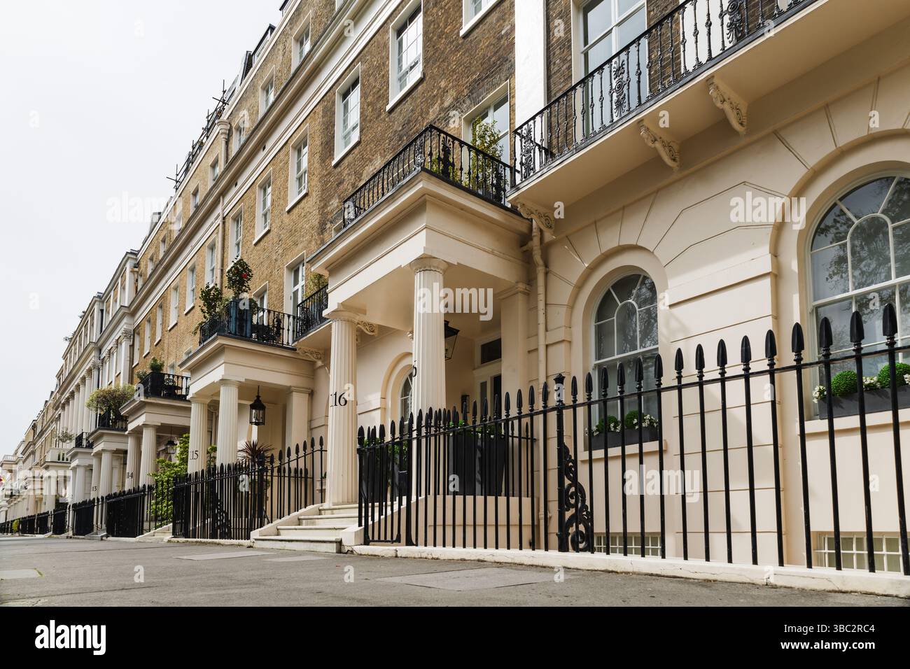 Classic London Residential Street con architettura storica e balconi Foto Stock