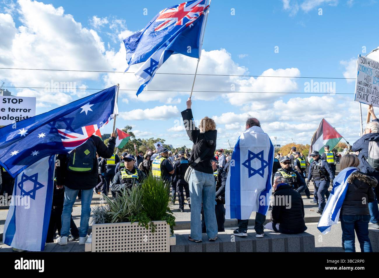 Manifestanti ebrei alla marcia di protesta per l'anniversario della Nakba palestinese. Melbourne, Victoria, Australia. Foto Stock