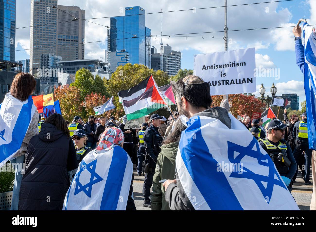 Manifestanti ebrei alla marcia di protesta per l'anniversario della Nakba palestinese. Melbourne, Victoria, Australia. Foto Stock