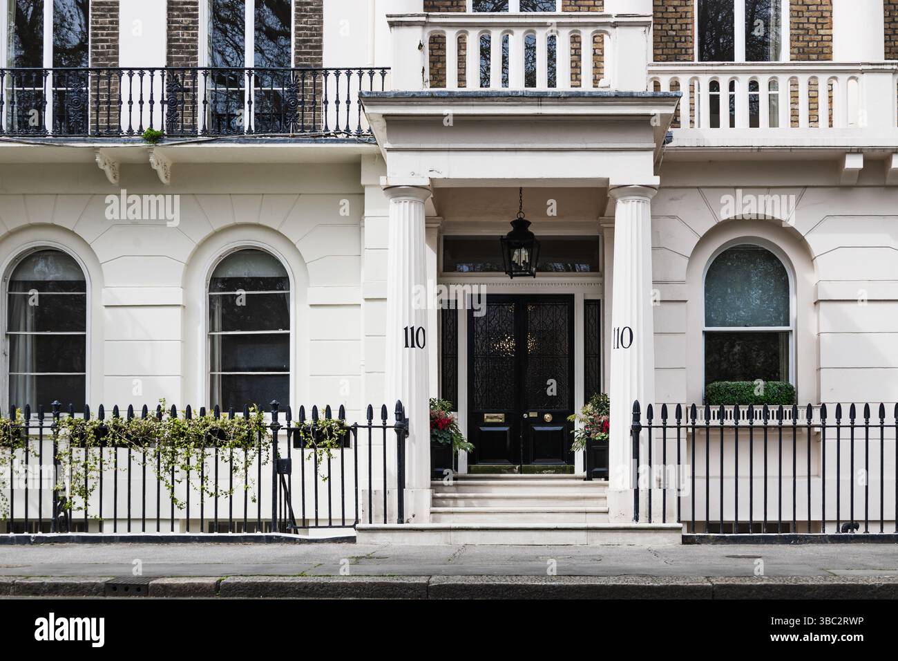 Casa cittadina di Londra in classico stile georgiano con porta nera e facciata bianca Foto Stock