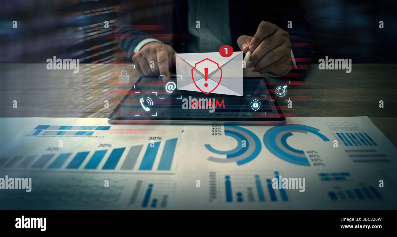 Un'immagine del concetto di protezione dei dati di simulazione della sicurezza informatica mostra l'abito della persona con un tablet che mostra un avviso di truffa, circondato da un sistema finanziario Foto Stock