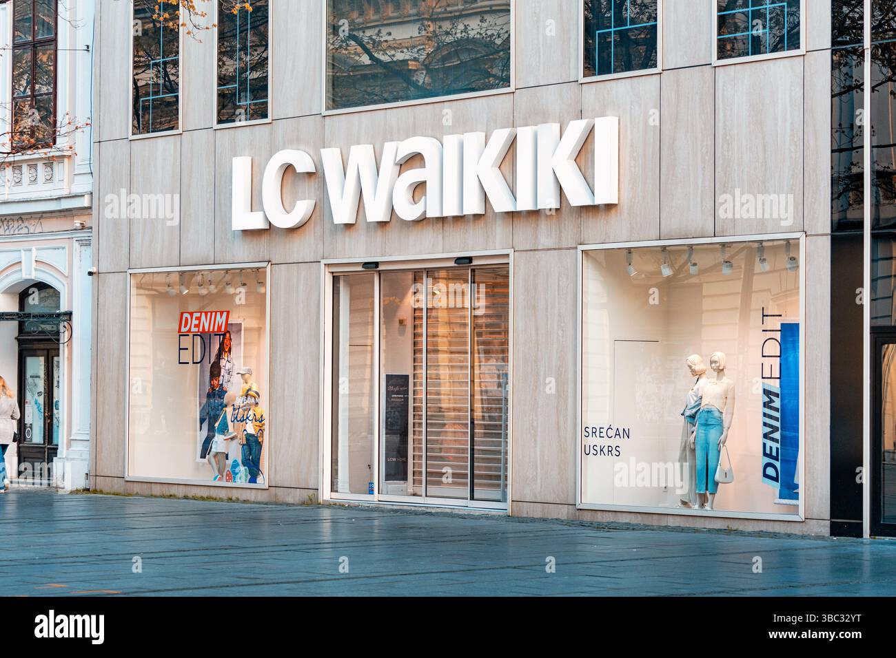 5 aprile 2025, Belgrado, Serbia: LC Waikiki moderno negozio di abbigliamento turco con grandi vetrine e manichini che mostrano le nuove tendenze della moda Foto Stock
