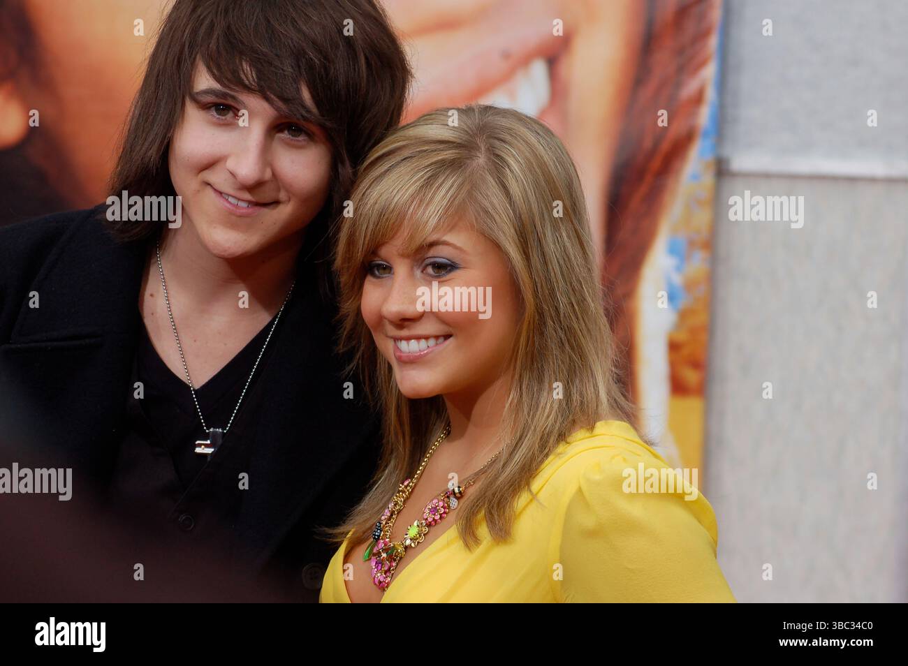 La ginnasta olimpica Shawn Johnson e l'attore Mitchel Musso condividono un momento sul Red carpet alla prima di Hannah Montana: The Movie all'El Capitan Theatre di Hollywood, California, il 2 aprile 2009. Foto Stock