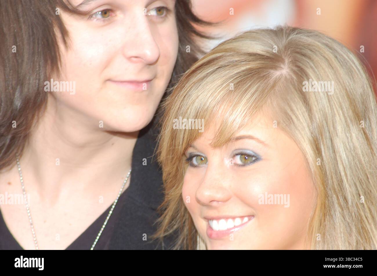 La ginnasta olimpica Shawn Johnson e l'attore Mitchel Musso condividono un momento sul Red carpet alla prima di Hannah Montana: The Movie all'El Capitan Theatre di Hollywood, California, il 2 aprile 2009. Foto Stock