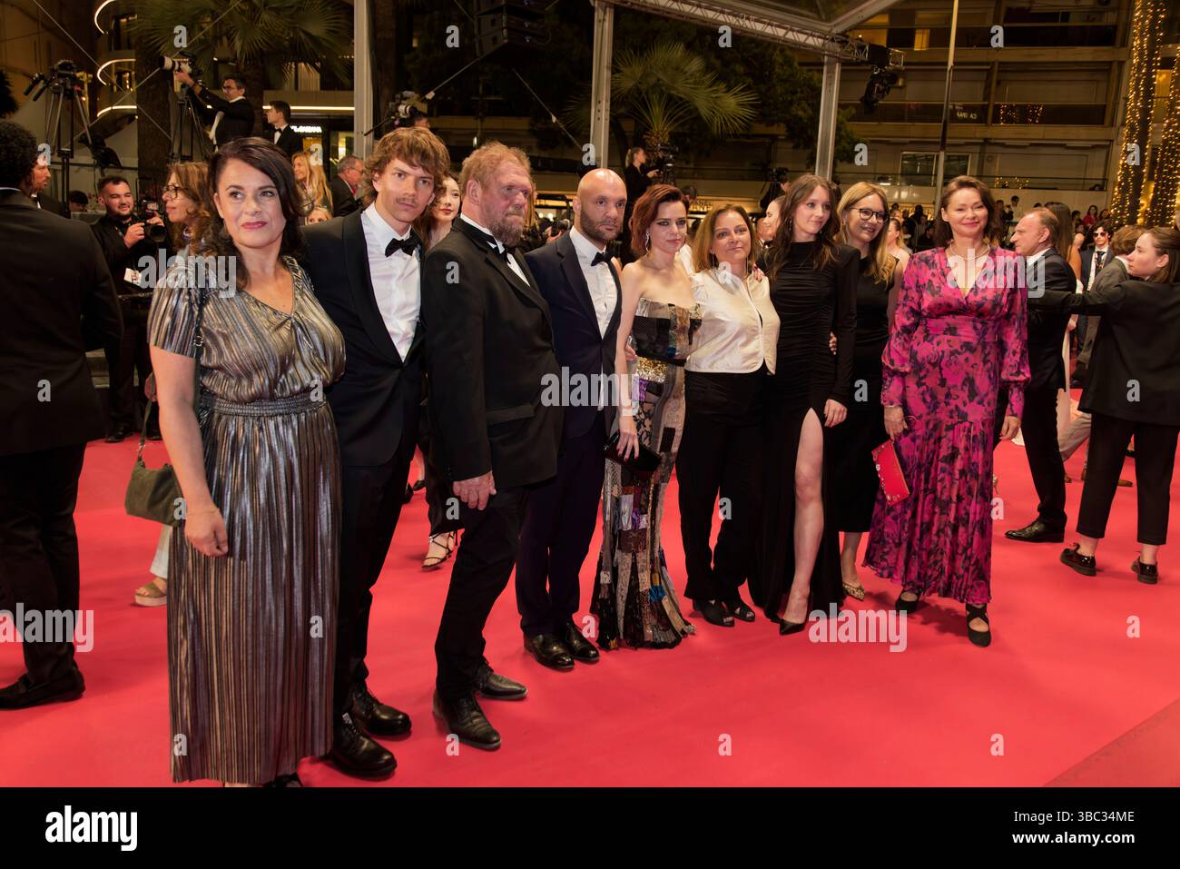Cannes, Francia. 17 maggio 2025. Un ospite, Kuba Dyniewicz, Raphaël Thiéry, Jean-Baptiste Durand, Roxane Mesquida, Julia Kowalski e ospiti partecipano al Red carpet per la proiezione di ''le ROI Soleil'' al 78° Festival annuale di Cannes al Palais des Festivals il 17 maggio 2025 a Cannes, Francia. Crediti: Bernard Menigault/Alamy Live News Foto Stock