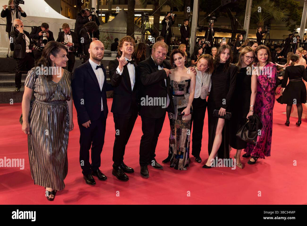 Cannes, Francia. 17 maggio 2025. Un ospite, Jean-Baptiste Durand, Raphaël Thiéry, Kuba Dyniewicz, Roxane Mesquida, Julia Kowalski e gli ospiti assistono al Red carpet per la proiezione "le ROI Soleil" al 78° Festival annuale di Cannes al Palais des Festivals il 17 maggio 2025 a Cannes, Francia. Crediti: Bernard Menigault/Alamy Live News Foto Stock
