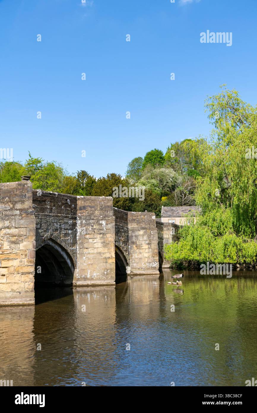 Bakewell Bridge e vecchio ponte stradale in pietra sul fiume Wye nella pittoresca cittadina di Bakewell, Derbyshire, Inghilterra. Foto Stock