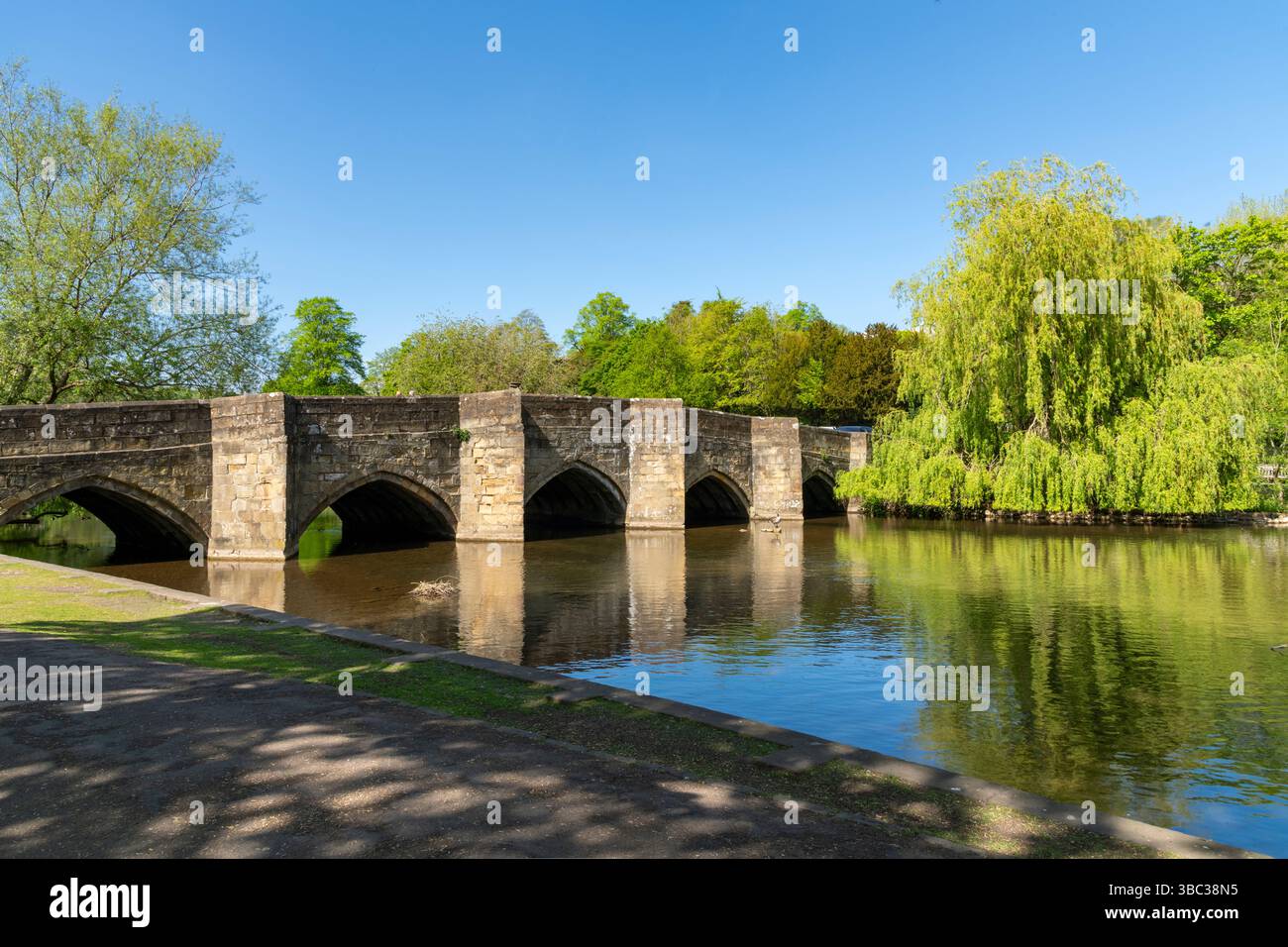 Bakewell Bridge e vecchio ponte stradale in pietra sul fiume Wye nella pittoresca cittadina di Bakewell, Derbyshire, Inghilterra. Foto Stock