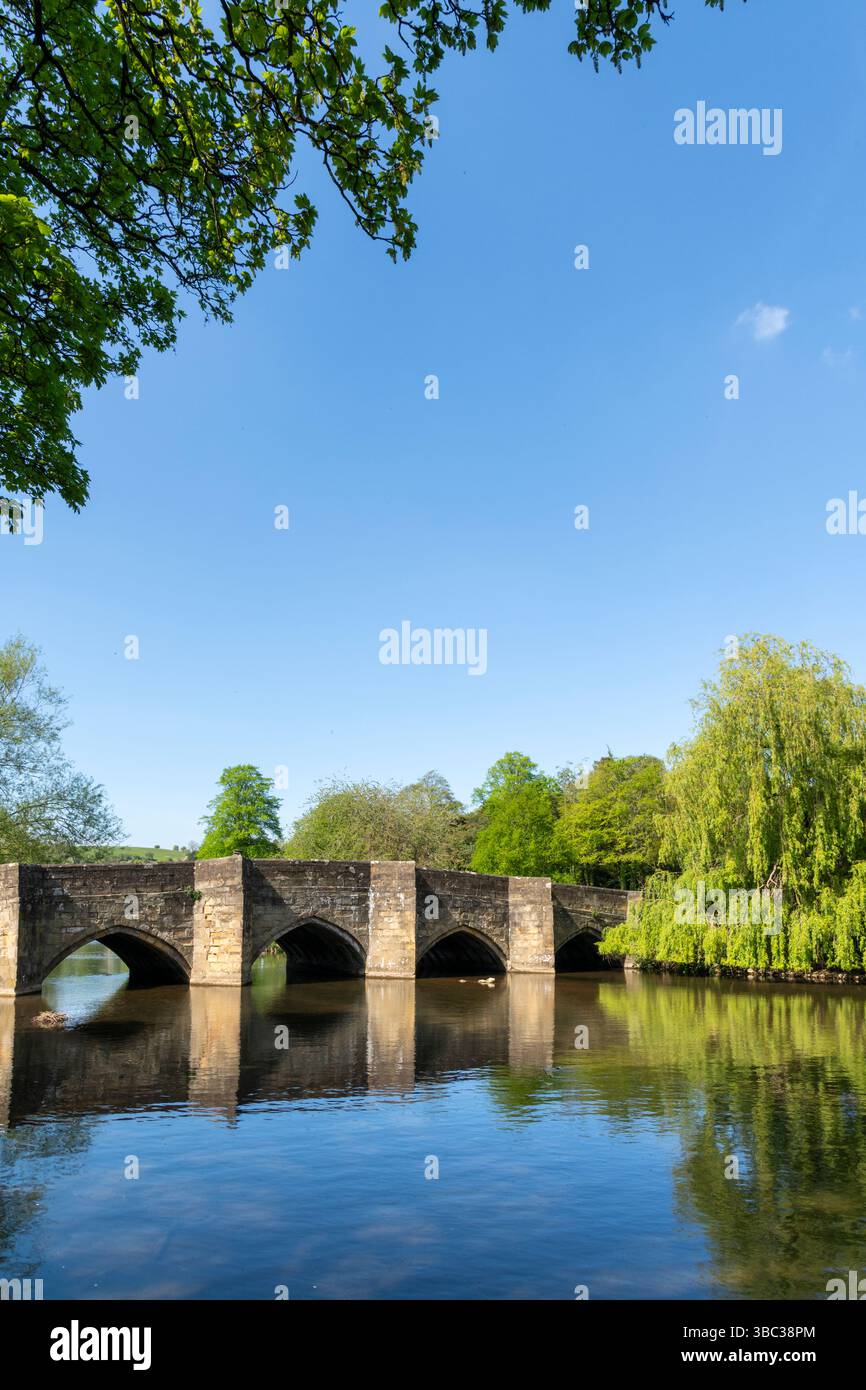 Bakewell Bridge e vecchio ponte stradale in pietra sul fiume Wye nella pittoresca cittadina di Bakewell, Derbyshire, Inghilterra. Foto Stock