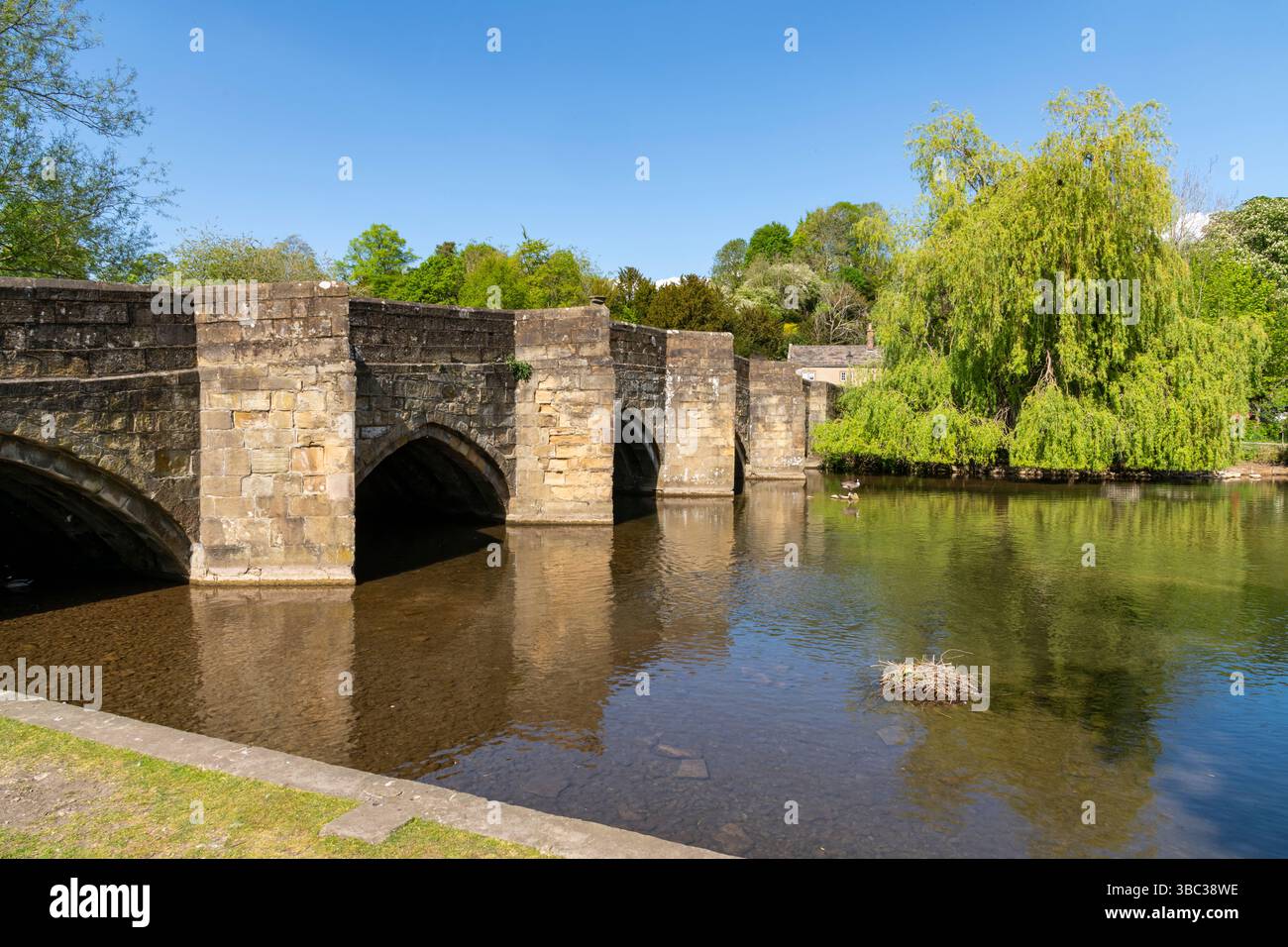Bakewell Bridge e vecchio ponte stradale in pietra sul fiume Wye nella pittoresca cittadina di Bakewell, Derbyshire, Inghilterra. Foto Stock