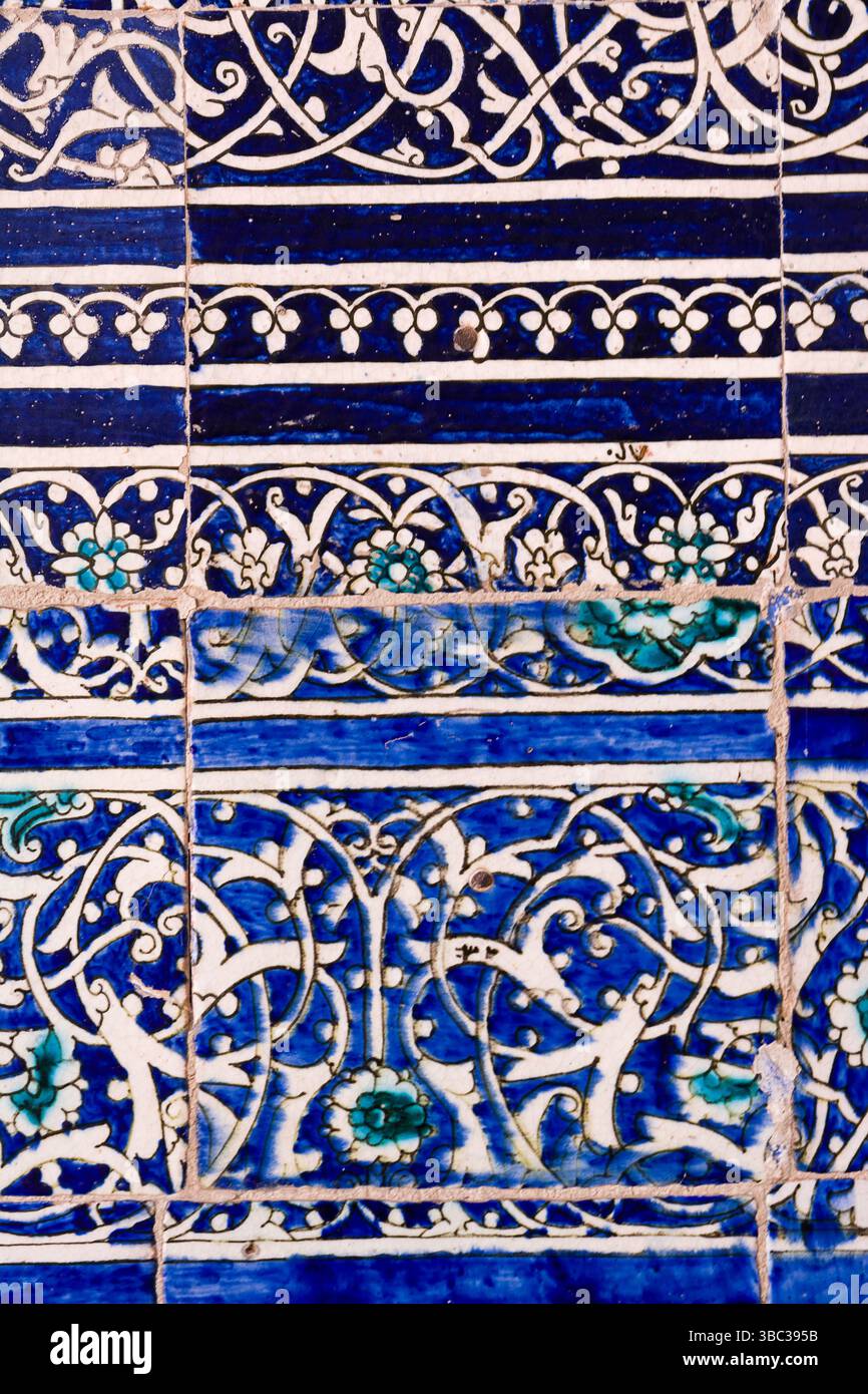 Decorazioni su piastrelle di ceramica, tipiche su portali e monumenti in Uzbekistan Foto Stock