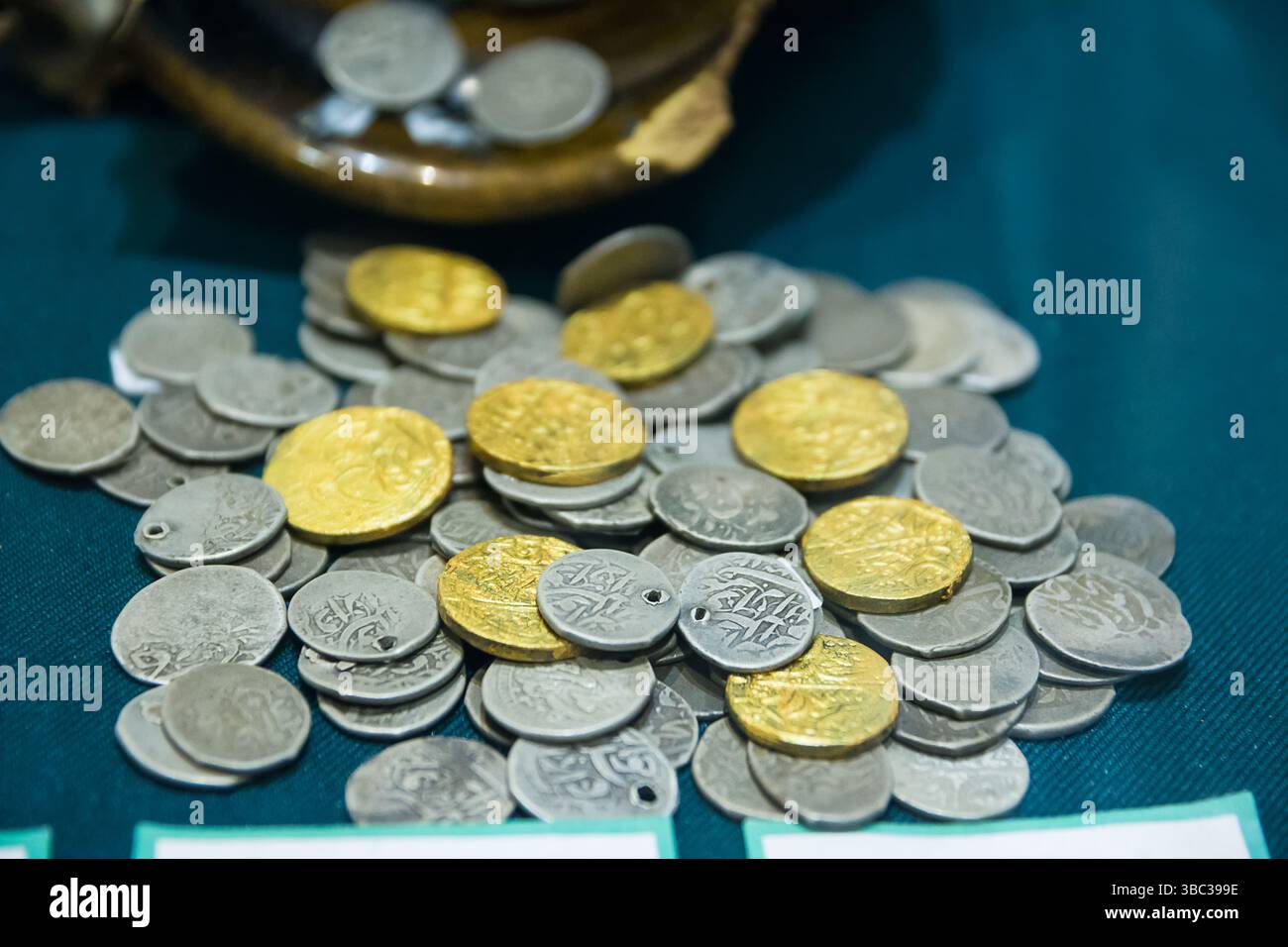 Vecchie monete dell'uzbekistan, alcune con buchi Foto Stock