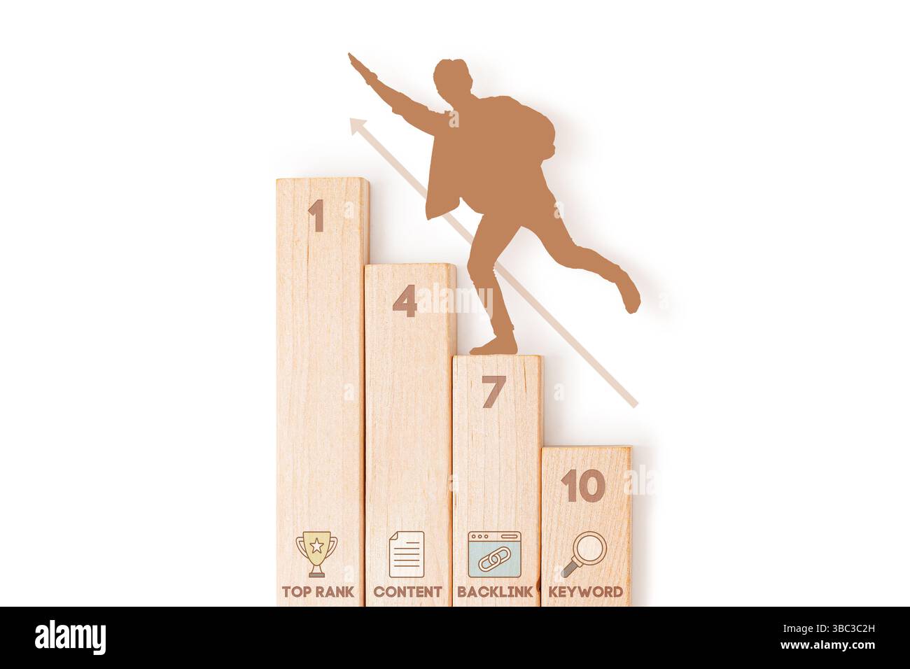 Una sagoma di un uomo sale blocchi di legno etichettati "Keyword", "Backlink", "Content", che raggiungono la "Top Rank", simboleggiando il processo SEO per raggiungere il top Foto Stock