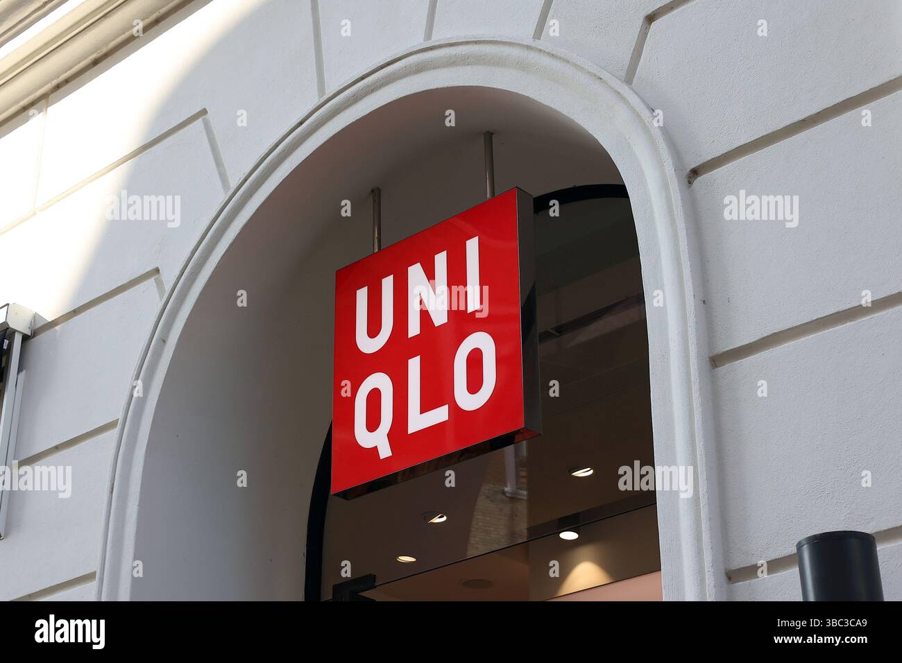 Segno del negozio del marchio di moda giapponese Uniqlo sulla principale via pedonale dello shopping di Copenaghen Strøget Foto Stock