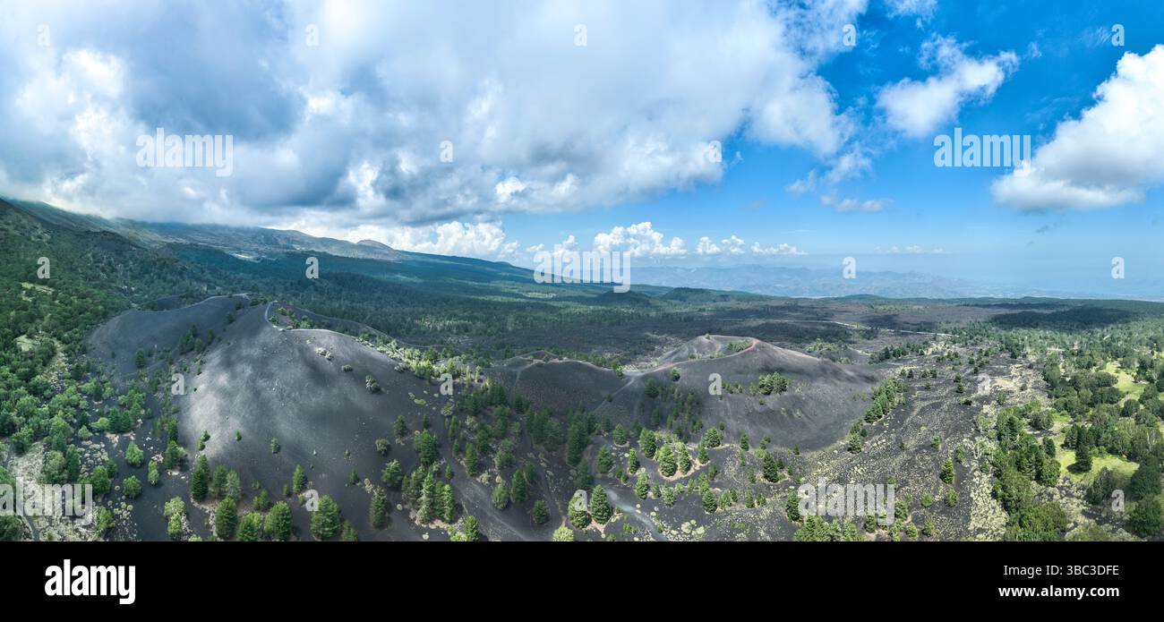 Vulcano Etna in Sicilia con vista panoramica dall'alto sui crateri Sartorius località turistica; Foto Stock
