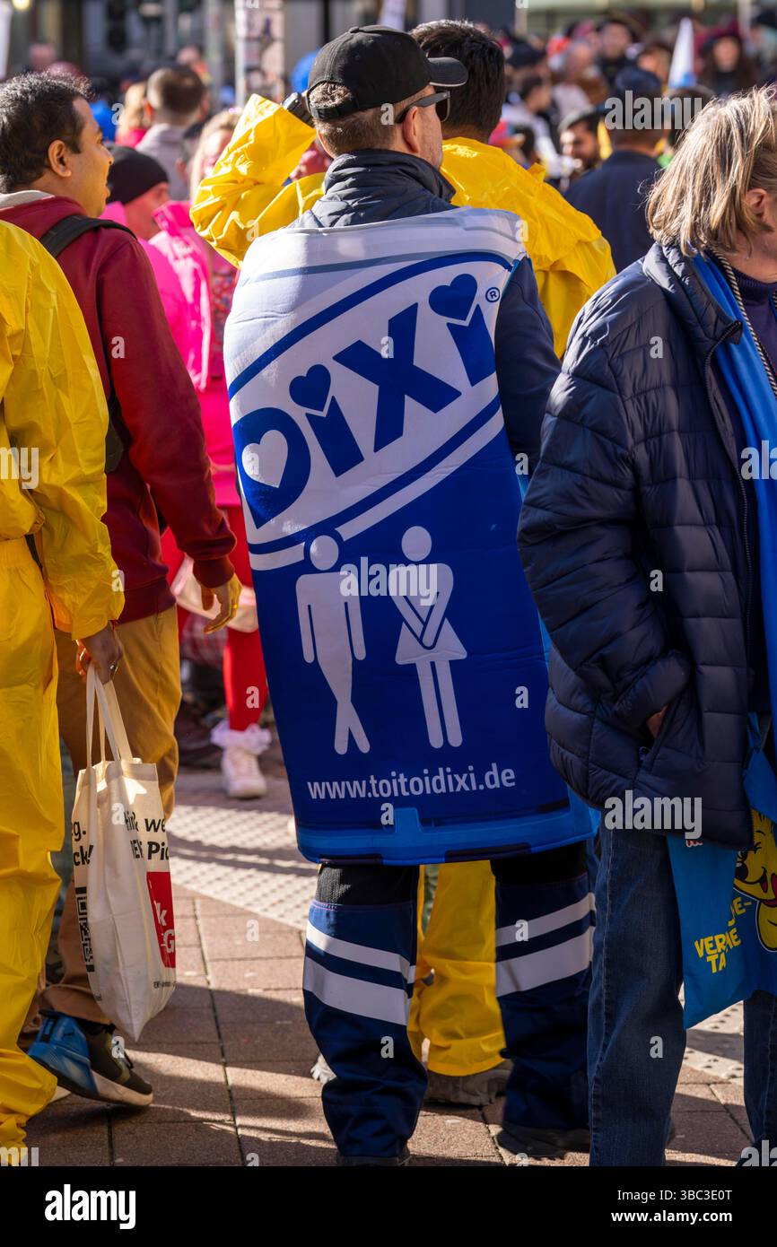 Sfilata del lunedì delle rose a Düsseldorf, persone in abito elegante al carnevale di strada, Renania settentrionale-Vestfalia, Germania Foto Stock