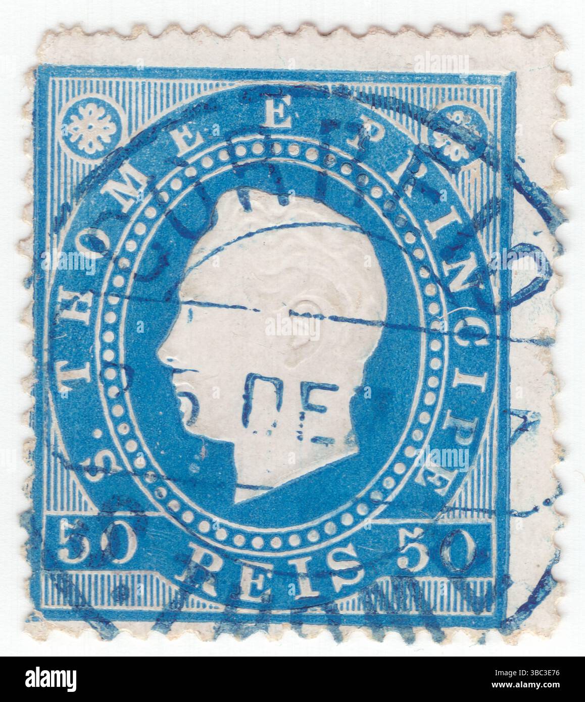 ST. THOMAS AND PRINCE ISLANDS - 1881: 50 reis francobollo blu scuro raffigurante il ritratto in rilievo di re Luiz. Dom Luís i, noto come Popular, fu re del Portogallo dal 1861 al 1889. Secondo figlio della regina Maria II e del suo consorte, re Ferdinando, salì al trono alla morte del fratello maggiore, re Pietro V., era un membro della Casa regnante di Braganza. São Tomé e Principe, è un'isola del Golfo di Guinea, in Africa centrale Foto Stock