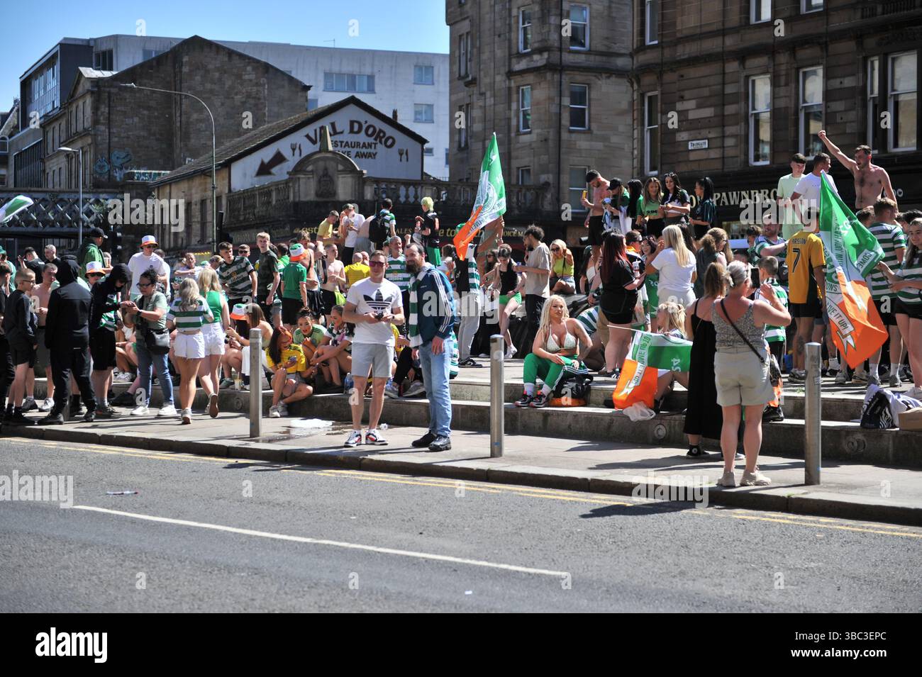 Glasgow, Regno Unito. 17 maggio 2025 - i tifosi si sono riuniti a Trongate prima dell'inizio dell'evento. I tifosi del Celtic si sono riuniti nel centro di Glasgow il 17 maggio per celebrare la vittoria della Scottish Premiership dopo la vittoria della squadra. I sostenitori hanno allagato le aree della città Mercantile e di Trongate in uno spettacolo di festa vivace ma tranquillo. Crediti: Eastern Goodwin Media/Alamy Live News Foto Stock Glasgow, Regno Unito. 17 maggio 2025 - i tifosi si sono riuniti a Trongate prima dell'inizio dell'evento. I tifosi del Celtic si sono riuniti nel centro di Glasgow il 17 maggio per celebrare la vittoria della Scottish Premiership dopo la vittoria della squadra. I sostenitori hanno allagato le aree della città Mercantile e di Trongate in uno spettacolo di festa vivace ma tranquillo. Crediti: Eastern Goodwin Media/Alamy Live News Foto Stock