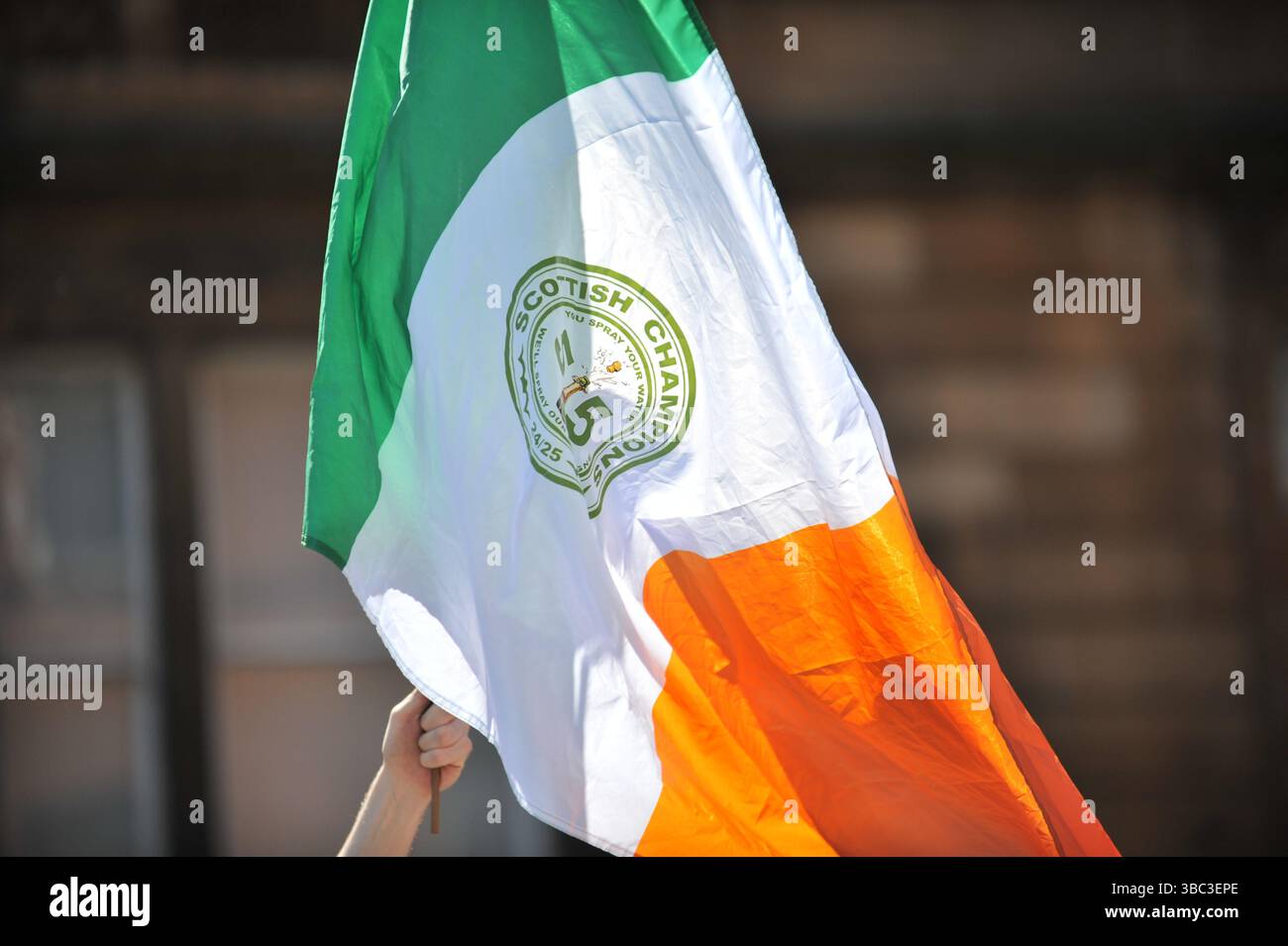 Glasgow, Regno Unito. 17 maggio 2025 - la bandiera d'Irlanda si tiene con la vittoria del titolo Celtic al centro prima dell'inizio dell'evento. I tifosi del Celtic si sono riuniti nel centro di Glasgow il 17 maggio per celebrare la vittoria della Scottish Premiership dopo la vittoria della squadra. I sostenitori hanno allagato le aree della città Mercantile e di Trongate in uno spettacolo di festa vivace ma tranquillo. Crediti: Eastern Goodwin Media/Alamy Live News Foto Stock Glasgow, Regno Unito. 17 maggio 2025 - la bandiera d'Irlanda si tiene con la vittoria del titolo Celtic al centro prima dell'inizio dell'evento. I tifosi del Celtic si sono riuniti nel centro di Glasgow il 17 maggio per celebrare la vittoria della Scottish Premiership dopo la vittoria della squadra. I sostenitori hanno allagato le aree della città Mercantile e di Trongate in uno spettacolo di festa vivace ma tranquillo. Crediti: Eastern Goodwin Media/Alamy Live News Foto Stock