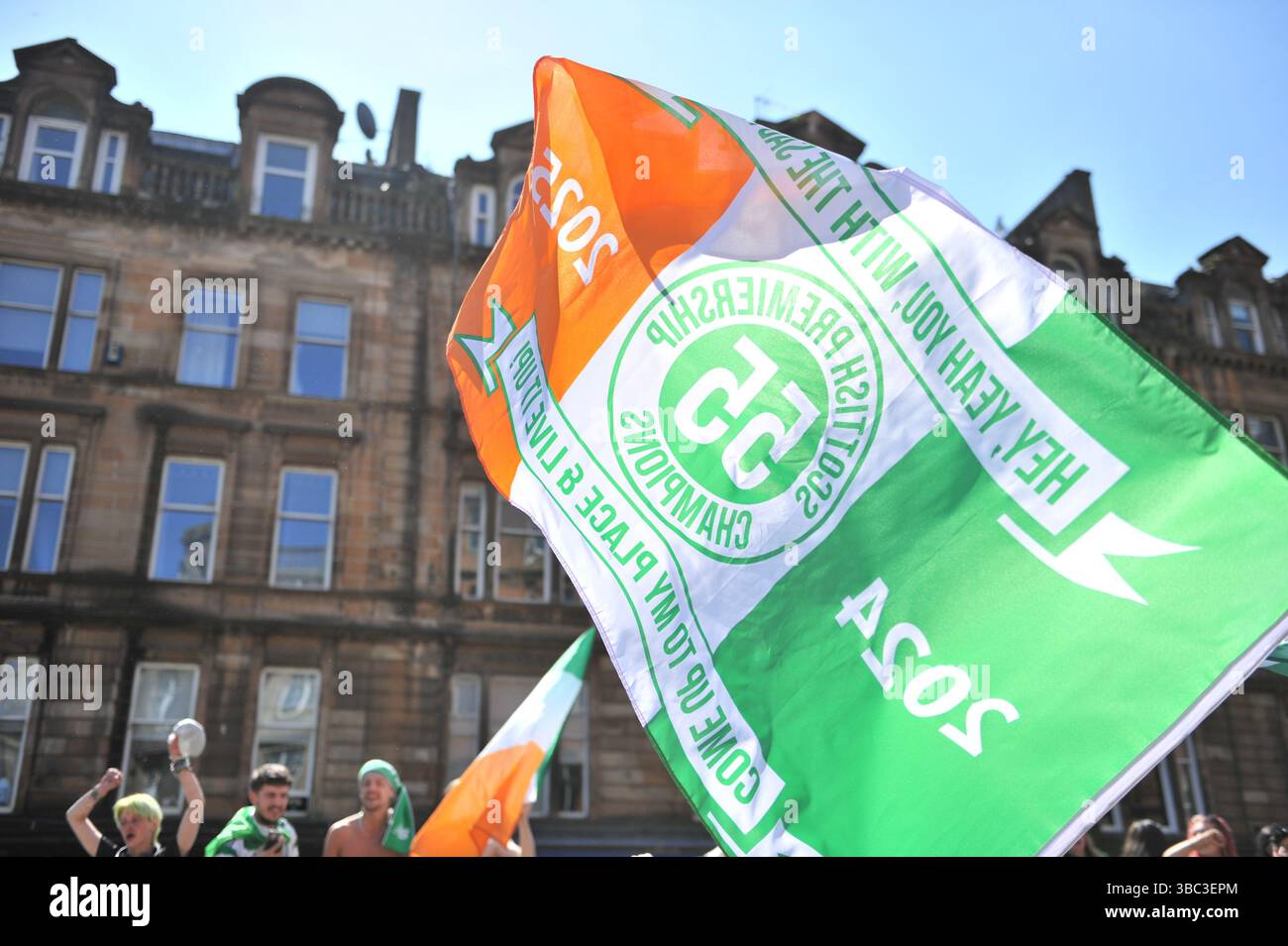 Glasgow, Regno Unito. 17 maggio 2025 - Una bandiera viene sventolata durante la celebrazione. I tifosi del Celtic si sono riuniti nel centro di Glasgow il 17 maggio per celebrare la vittoria della Scottish Premiership dopo la vittoria della squadra. I sostenitori hanno allagato le aree della città Mercantile e di Trongate in uno spettacolo di festa vivace ma tranquillo. Crediti: Eastern Goodwin Media/Alamy Live News Foto Stock Glasgow, Regno Unito. 17 maggio 2025 - Una bandiera viene sventolata durante la celebrazione. I tifosi del Celtic si sono riuniti nel centro di Glasgow il 17 maggio per celebrare la vittoria della Scottish Premiership dopo la vittoria della squadra. I sostenitori hanno allagato le aree della città Mercantile e di Trongate in uno spettacolo di festa vivace ma tranquillo. Crediti: Eastern Goodwin Media/Alamy Live News Foto Stock