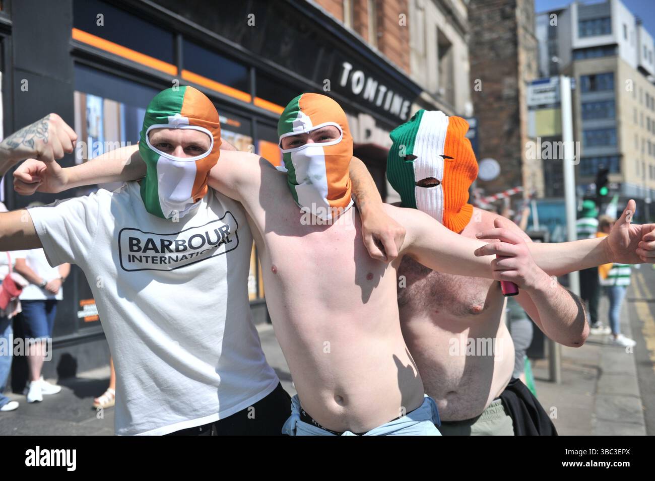 Glasgow, Regno Unito. 17 maggio 2025 - i fan sono visti in posa per i fotografi durante la celebrazione. I tifosi del Celtic si sono riuniti nel centro di Glasgow il 17 maggio per celebrare la vittoria della Scottish Premiership dopo la vittoria della squadra. I sostenitori hanno allagato le aree della città Mercantile e di Trongate in uno spettacolo di festa vivace ma tranquillo. Crediti: Eastern Goodwin Media/Alamy Live News Foto Stock Glasgow, Regno Unito. 17 maggio 2025 - i fan sono visti in posa per i fotografi durante la celebrazione. I tifosi del Celtic si sono riuniti nel centro di Glasgow il 17 maggio per celebrare la vittoria della Scottish Premiership dopo la vittoria della squadra. I sostenitori hanno allagato le aree della città Mercantile e di Trongate in uno spettacolo di festa vivace ma tranquillo. Crediti: Eastern Goodwin Media/Alamy Live News Foto Stock