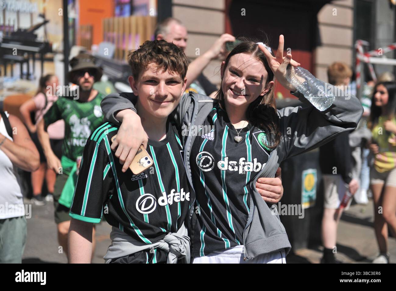 Glasgow, Regno Unito. 17 maggio 2025 - i fan sono visti in posa per i fotografi durante la celebrazione. I tifosi del Celtic si sono riuniti nel centro di Glasgow il 17 maggio per celebrare la vittoria della Scottish Premiership dopo la vittoria della squadra. I sostenitori hanno allagato le aree della città Mercantile e di Trongate in uno spettacolo di festa vivace ma tranquillo. Crediti: Eastern Goodwin Media/Alamy Live News Foto Stock Glasgow, Regno Unito. 17 maggio 2025 - i fan sono visti in posa per i fotografi durante la celebrazione. I tifosi del Celtic si sono riuniti nel centro di Glasgow il 17 maggio per celebrare la vittoria della Scottish Premiership dopo la vittoria della squadra. I sostenitori hanno allagato le aree della città Mercantile e di Trongate in uno spettacolo di festa vivace ma tranquillo. Crediti: Eastern Goodwin Media/Alamy Live News Foto Stock