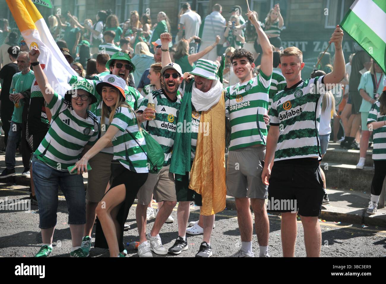 Glasgow, Regno Unito. 17 maggio 2025 - i fan sono visti in posa per i fotografi durante la celebrazione. I tifosi del Celtic si sono riuniti nel centro di Glasgow il 17 maggio per celebrare la vittoria della Scottish Premiership dopo la vittoria della squadra. I sostenitori hanno allagato le aree della città Mercantile e di Trongate in uno spettacolo di festa vivace ma tranquillo. Crediti: Eastern Goodwin Media/Alamy Live News Foto Stock Glasgow, Regno Unito. 17 maggio 2025 - i fan sono visti in posa per i fotografi durante la celebrazione. I tifosi del Celtic si sono riuniti nel centro di Glasgow il 17 maggio per celebrare la vittoria della Scottish Premiership dopo la vittoria della squadra. I sostenitori hanno allagato le aree della città Mercantile e di Trongate in uno spettacolo di festa vivace ma tranquillo. Crediti: Eastern Goodwin Media/Alamy Live News Foto Stock
