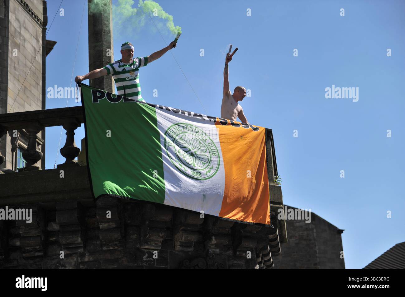 Edimburgo, Regno Unito. 13 marzo 2025 - due partecipanti all'evento club la Mercat Cross e sventolano una bandiera sul lato di essa tenendo in mano fumogeni. I manifestanti si sono riuniti fuori dal Centro conferenze internazionale di Edimburgo per protestare contro la conferenza Pensions and Lifetime Savings Association per sensibilizzare i cittadini sui cambiamenti climatici. Foto Stock Edimburgo, Regno Unito. 13 marzo 2025 - due partecipanti all'evento club la Mercat Cross e sventolano una bandiera sul lato di essa tenendo in mano fumogeni. I manifestanti si sono riuniti fuori dal Centro conferenze internazionale di Edimburgo per protestare contro la conferenza Pensions and Lifetime Savings Association per sensibilizzare i cittadini sui cambiamenti climatici. Foto Stock