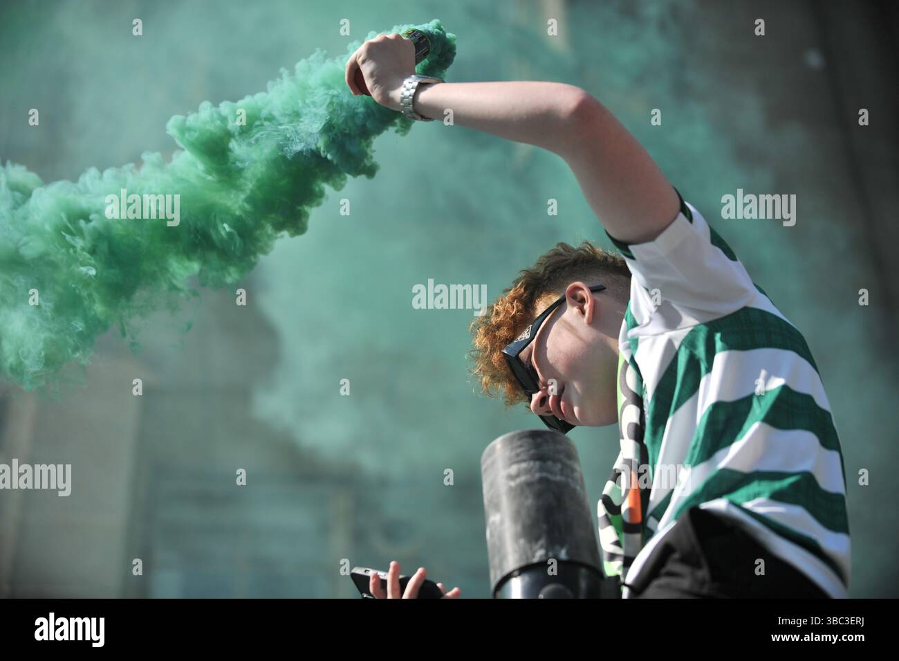Edimburgo, Regno Unito. 13 marzo 2025 - Si vede Un ventilatore che tiene in mano un fumo mentre si trova sopra un semaforo. I manifestanti si sono riuniti fuori dal Centro conferenze internazionale di Edimburgo per protestare contro la conferenza Pensions and Lifetime Savings Association per sensibilizzare i cittadini sui cambiamenti climatici. Foto Stock Edimburgo, Regno Unito. 13 marzo 2025 - Si vede Un ventilatore che tiene in mano un fumo mentre si trova sopra un semaforo. I manifestanti si sono riuniti fuori dal Centro conferenze internazionale di Edimburgo per protestare contro la conferenza Pensions and Lifetime Savings Association per sensibilizzare i cittadini sui cambiamenti climatici. Foto Stock