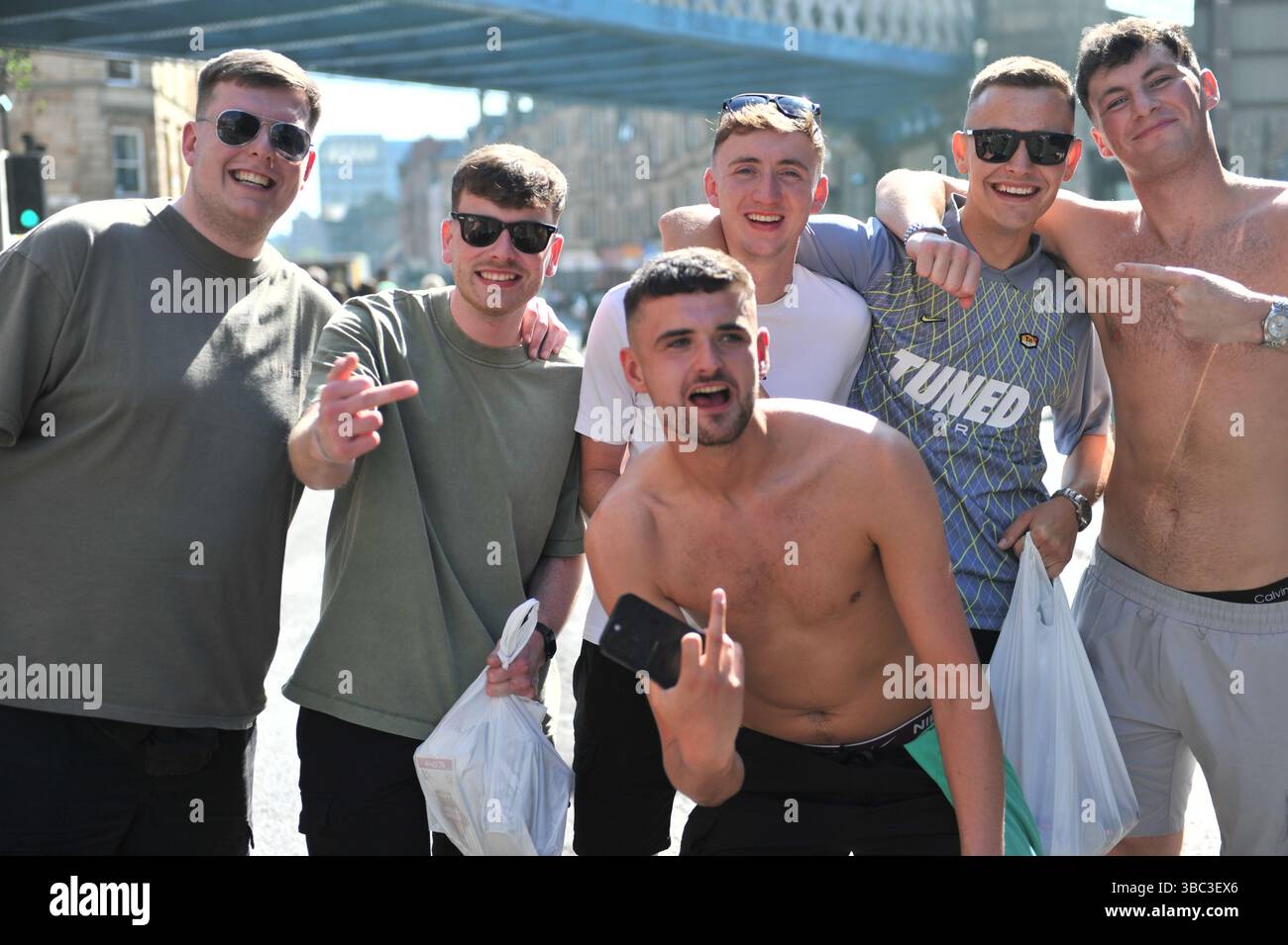 Glasgow, Regno Unito. 17 maggio 2025 - i fan sono visti in posa per i fotografi durante la celebrazione. I tifosi del Celtic si sono riuniti nel centro di Glasgow il 17 maggio per celebrare la vittoria della Scottish Premiership dopo la vittoria della squadra. I sostenitori hanno allagato le aree della città Mercantile e di Trongate in uno spettacolo di festa vivace ma tranquillo. Crediti: Eastern Goodwin Media/Alamy Live News Foto Stock Glasgow, Regno Unito. 17 maggio 2025 - i fan sono visti in posa per i fotografi durante la celebrazione. I tifosi del Celtic si sono riuniti nel centro di Glasgow il 17 maggio per celebrare la vittoria della Scottish Premiership dopo la vittoria della squadra. I sostenitori hanno allagato le aree della città Mercantile e di Trongate in uno spettacolo di festa vivace ma tranquillo. Crediti: Eastern Goodwin Media/Alamy Live News Foto Stock