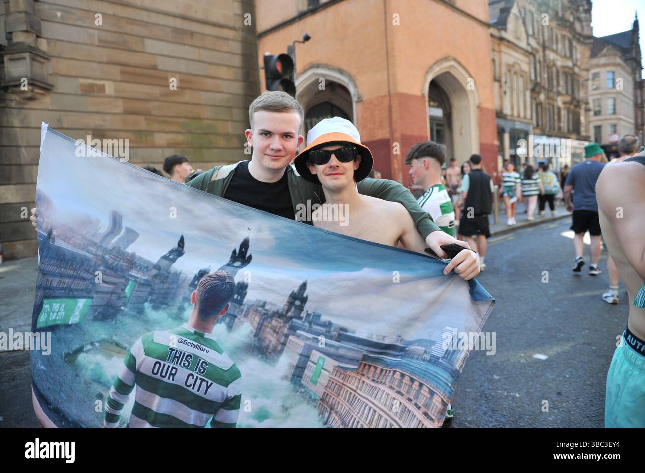 Glasgow, Regno Unito. 17 maggio 2025 - i fan sono visti in posa per i fotografi durante la celebrazione. I tifosi del Celtic si sono riuniti nel centro di Glasgow il 17 maggio per celebrare la vittoria della Scottish Premiership dopo la vittoria della squadra. I sostenitori hanno allagato le aree della città Mercantile e di Trongate in uno spettacolo di festa vivace ma tranquillo. Crediti: Eastern Goodwin Media/Alamy Live News Foto Stock Glasgow, Regno Unito. 17 maggio 2025 - i fan sono visti in posa per i fotografi durante la celebrazione. I tifosi del Celtic si sono riuniti nel centro di Glasgow il 17 maggio per celebrare la vittoria della Scottish Premiership dopo la vittoria della squadra. I sostenitori hanno allagato le aree della città Mercantile e di Trongate in uno spettacolo di festa vivace ma tranquillo. Crediti: Eastern Goodwin Media/Alamy Live News Foto Stock