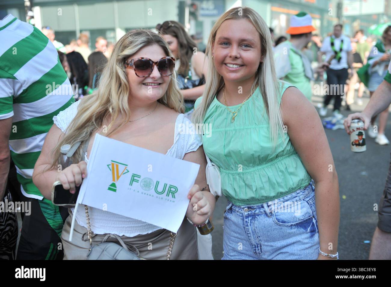 Glasgow, Regno Unito. 17 maggio 2025 - i fan sono visti in posa per i fotografi durante la celebrazione. I tifosi del Celtic si sono riuniti nel centro di Glasgow il 17 maggio per celebrare la vittoria della Scottish Premiership dopo la vittoria della squadra. I sostenitori hanno allagato le aree della città Mercantile e di Trongate in uno spettacolo di festa vivace ma tranquillo. Crediti: Eastern Goodwin Media/Alamy Live News Foto Stock Glasgow, Regno Unito. 17 maggio 2025 - i fan sono visti in posa per i fotografi durante la celebrazione. I tifosi del Celtic si sono riuniti nel centro di Glasgow il 17 maggio per celebrare la vittoria della Scottish Premiership dopo la vittoria della squadra. I sostenitori hanno allagato le aree della città Mercantile e di Trongate in uno spettacolo di festa vivace ma tranquillo. Crediti: Eastern Goodwin Media/Alamy Live News Foto Stock