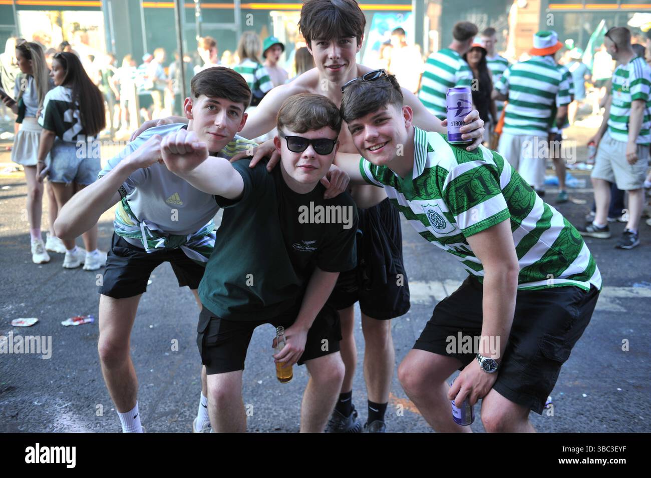 Glasgow, Regno Unito. 17 maggio 2025 - i fan sono visti in posa per i fotografi durante la celebrazione. I tifosi del Celtic si sono riuniti nel centro di Glasgow il 17 maggio per celebrare la vittoria della Scottish Premiership dopo la vittoria della squadra. I sostenitori hanno allagato le aree della città Mercantile e di Trongate in uno spettacolo di festa vivace ma tranquillo. Crediti: Eastern Goodwin Media/Alamy Live News Foto Stock Glasgow, Regno Unito. 17 maggio 2025 - i fan sono visti in posa per i fotografi durante la celebrazione. I tifosi del Celtic si sono riuniti nel centro di Glasgow il 17 maggio per celebrare la vittoria della Scottish Premiership dopo la vittoria della squadra. I sostenitori hanno allagato le aree della città Mercantile e di Trongate in uno spettacolo di festa vivace ma tranquillo. Crediti: Eastern Goodwin Media/Alamy Live News Foto Stock