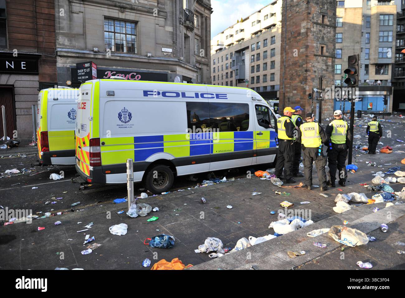 Glasgow, Regno Unito. 17 maggio 2025 - la polizia è vista parlare dopo che l'evento è stato sgombrato dalla zona. I tifosi del Celtic si sono riuniti nel centro di Glasgow il 17 maggio per celebrare la vittoria della Scottish Premiership dopo la vittoria della squadra. I sostenitori hanno allagato le aree della città Mercantile e di Trongate in uno spettacolo di festa vivace ma tranquillo. Crediti: Eastern Goodwin Media/Alamy Live News Foto Stock Glasgow, Regno Unito. 17 maggio 2025 - la polizia è vista parlare dopo che l'evento è stato sgombrato dalla zona. I tifosi del Celtic si sono riuniti nel centro di Glasgow il 17 maggio per celebrare la vittoria della Scottish Premiership dopo la vittoria della squadra. I sostenitori hanno allagato le aree della città Mercantile e di Trongate in uno spettacolo di festa vivace ma tranquillo. Crediti: Eastern Goodwin Media/Alamy Live News Foto Stock
