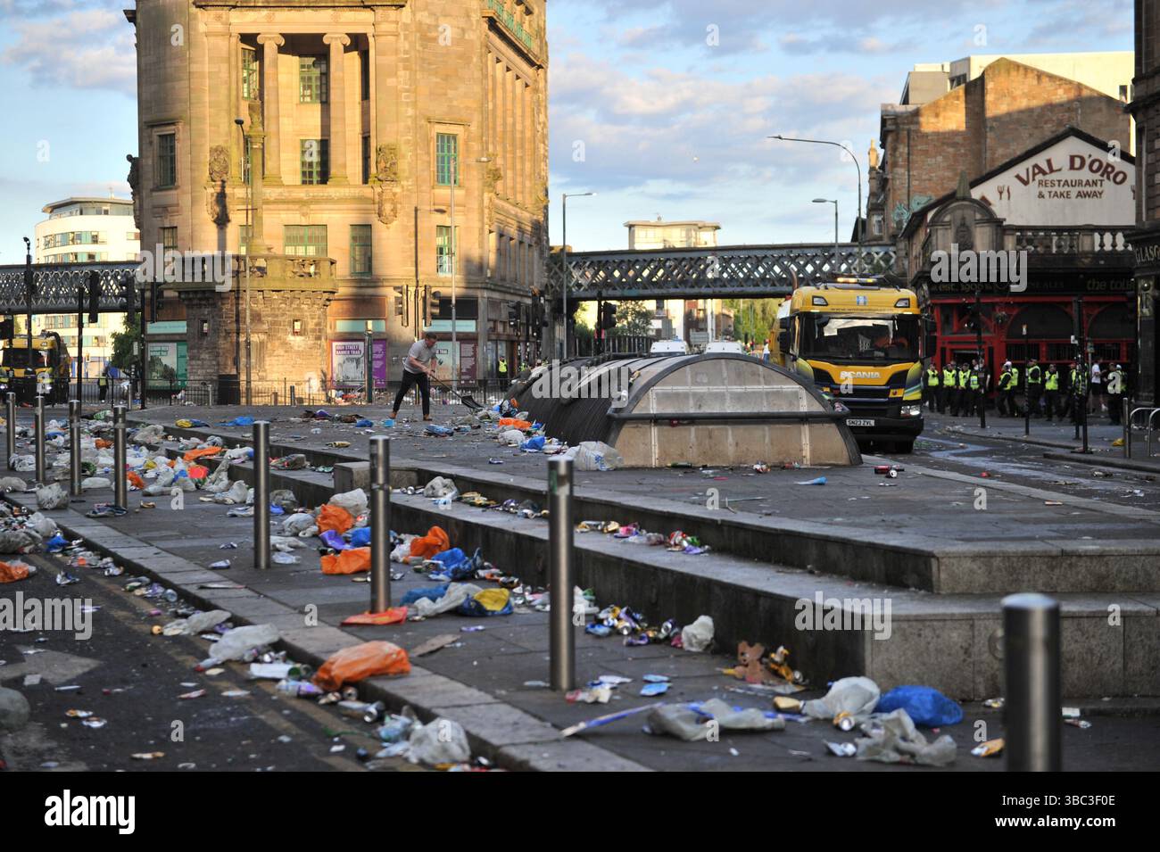 Glasgow, Regno Unito. 17 maggio 2025 - una panoramica dell'area di pulizia con un lavoratore del consiglio e una spazzatrice stradale che pulisce il disordine. I tifosi del Celtic si sono riuniti nel centro di Glasgow il 17 maggio per celebrare la vittoria della Scottish Premiership dopo la vittoria della squadra. I sostenitori hanno allagato le aree della città Mercantile e di Trongate in uno spettacolo di festa vivace ma tranquillo. Crediti: Eastern Goodwin Media/Alamy Live News Foto Stock Glasgow, Regno Unito. 17 maggio 2025 - una panoramica dell'area di pulizia con un lavoratore del consiglio e una spazzatrice stradale che pulisce il disordine. I tifosi del Celtic si sono riuniti nel centro di Glasgow il 17 maggio per celebrare la vittoria della Scottish Premiership dopo la vittoria della squadra. I sostenitori hanno allagato le aree della città Mercantile e di Trongate in uno spettacolo di festa vivace ma tranquillo. Crediti: Eastern Goodwin Media/Alamy Live News Foto Stock