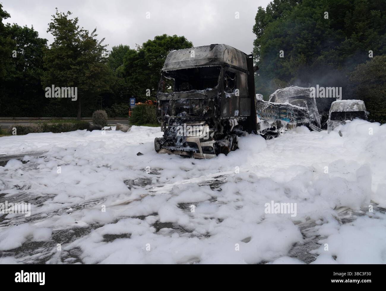 LKW-Brand auf dem Hotelparkplatz von Van der Valk in den frühen Morgenstunden brannte auf dem Parkplatz der Hotelkette Van der Valk ein abgestellter LKW komplett aus. Die Brandursache ist noch unbekannt. Der Fahrer War nicht im Fahrzeug. Die Feuerwehr musste einen größeren Schaumteppich um das brennende Fahrzeug legen. Löschschäume, insbesondere solche, die per- und polyfluorierte Alkylverbindungen PFAS wie PFOS enthalten, können giftig und gesundheitsschädlich sein. Moers Deutschland Nordrhein-Westfalen / NRW *** incendio di camion nel parcheggio dell'hotel Van der Valk nelle prime ore del mattino Foto Stock