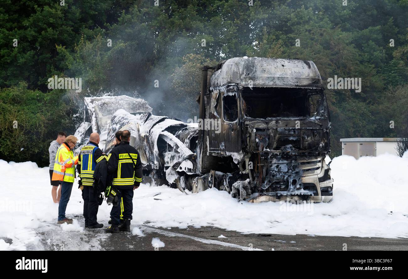 LKW-Brand auf dem Hotelparkplatz von Van der Valk in den frühen Morgenstunden brannte auf dem Parkplatz der Hotelkette Van der Valk ein abgestellter LKW komplett aus. Die Brandursache ist noch unbekannt. Der Fahrer War nicht im Fahrzeug. Die Feuerwehr musste einen größeren Schaumteppich um das brennende Fahrzeug legen. Löschschäume, insbesondere solche, die per- und polyfluorierte Alkylverbindungen PFAS wie PFOS enthalten, können giftig und gesundheitsschädlich sein. Moers Deutschland Nordrhein-Westfalen / NRW *** incendio di camion nel parcheggio dell'hotel Van der Valk nelle prime ore del mattino Foto Stock