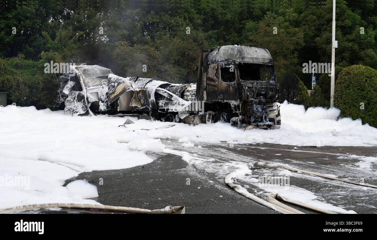 LKW-Brand auf dem Hotelparkplatz von Van der Valk in den frühen Morgenstunden brannte auf dem Parkplatz der Hotelkette Van der Valk ein abgestellter LKW komplett aus. Die Brandursache ist noch unbekannt. Der Fahrer War nicht im Fahrzeug. Die Feuerwehr musste einen größeren Schaumteppich um das brennende Fahrzeug legen. Löschschäume, insbesondere solche, die per- und polyfluorierte Alkylverbindungen PFAS wie PFOS enthalten, können giftig und gesundheitsschädlich sein. Moers Deutschland Nordrhein-Westfalen / NRW *** incendio di camion nel parcheggio dell'hotel Van der Valk nelle prime ore del mattino Foto Stock